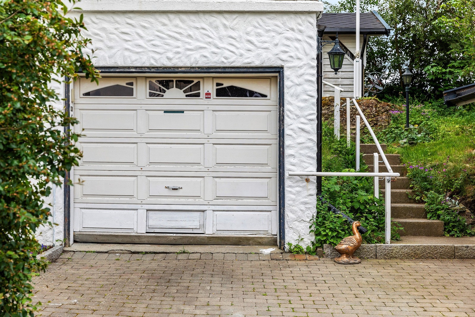 I Jarlsborgveien 31 er det rikelig med parkeringsplasser. Her kan man velge mellom garasje, carport, og oppstillingsplasser i gårdsplass. Galleribilde