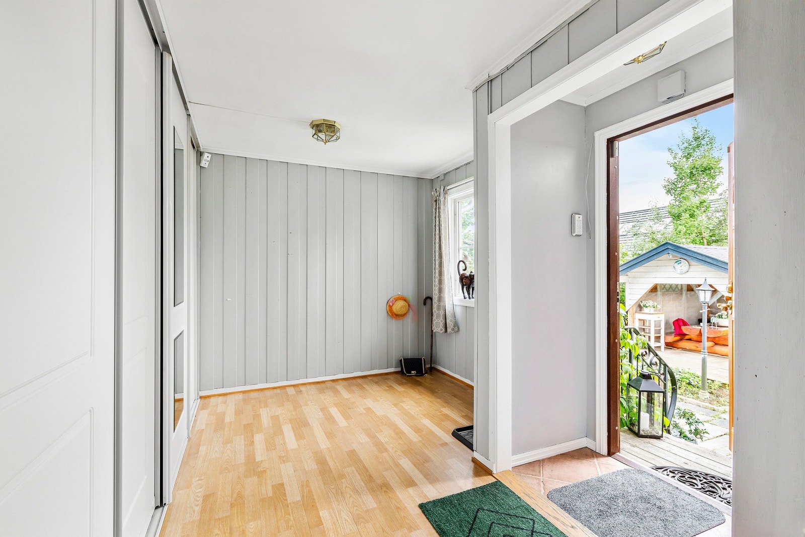 Boligens velkomst er på hele 16,5 kvm og gir deg rikelig med plass til oppheng av div. sko- og yttertøy. Praktisk skyvedørsgarderobe. Galleribilde