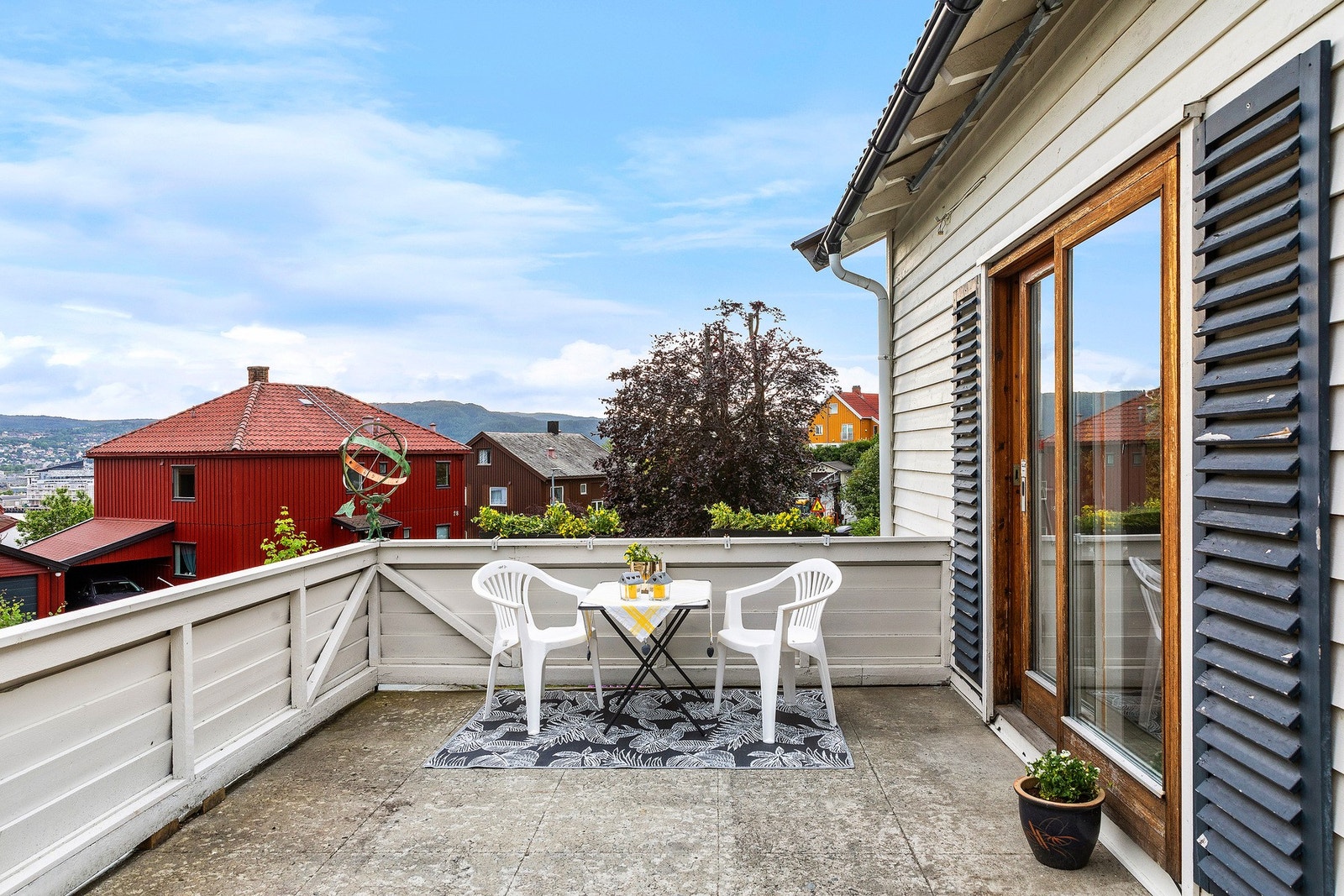 Stor solrik uteplass på 17 kvm. Nyt godværsdagene til det fulle i Jarlsborgveien 31! Galleribilde