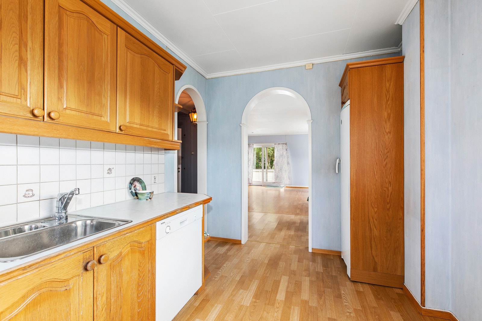Kjøkkenet har godt med benkeplass og lagring i over-underskap. Galleribilde