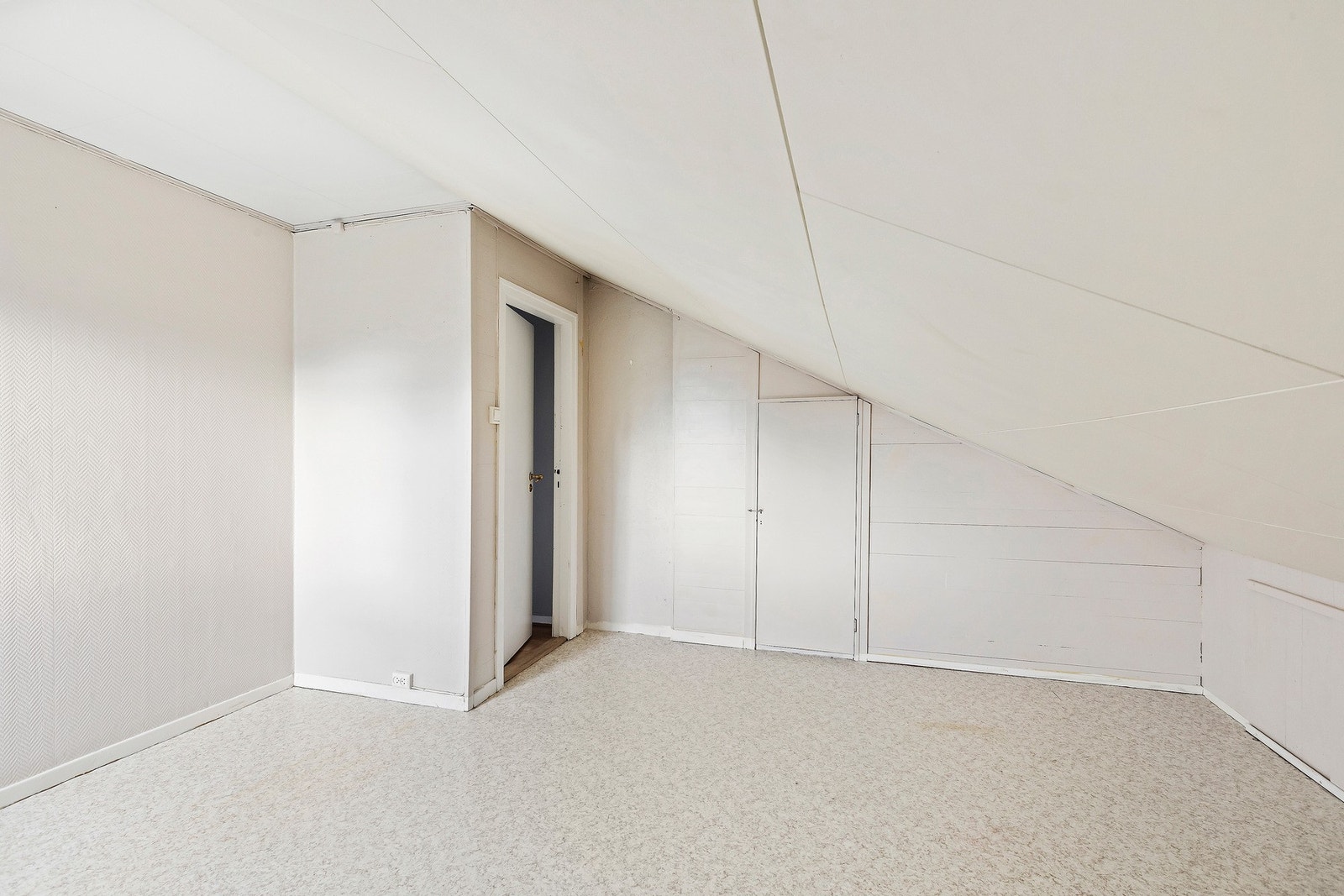 Godt med lagring i bod som befinner seg i bakkant av bildet. Galleribilde