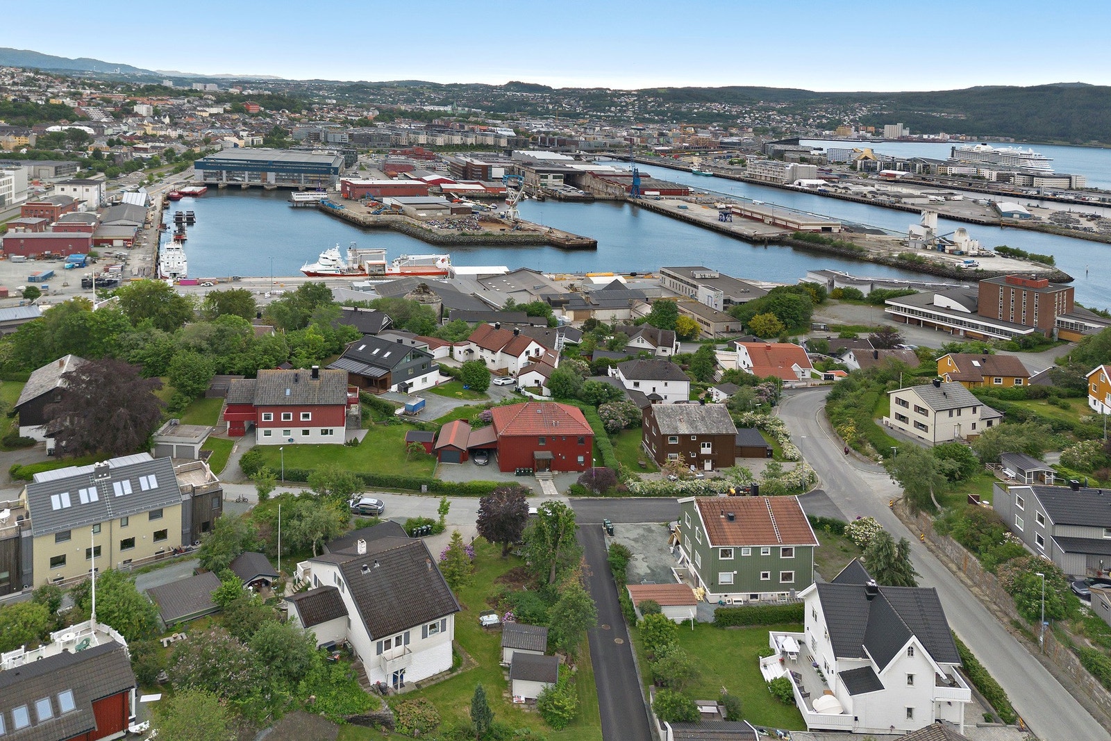 Kort vei til EC-Dahls, Havet, bykjernen og skole. Det er rikelig med kjøpesenter i området. Alt i gang-sykkelavstand fra huset. Galleribilde