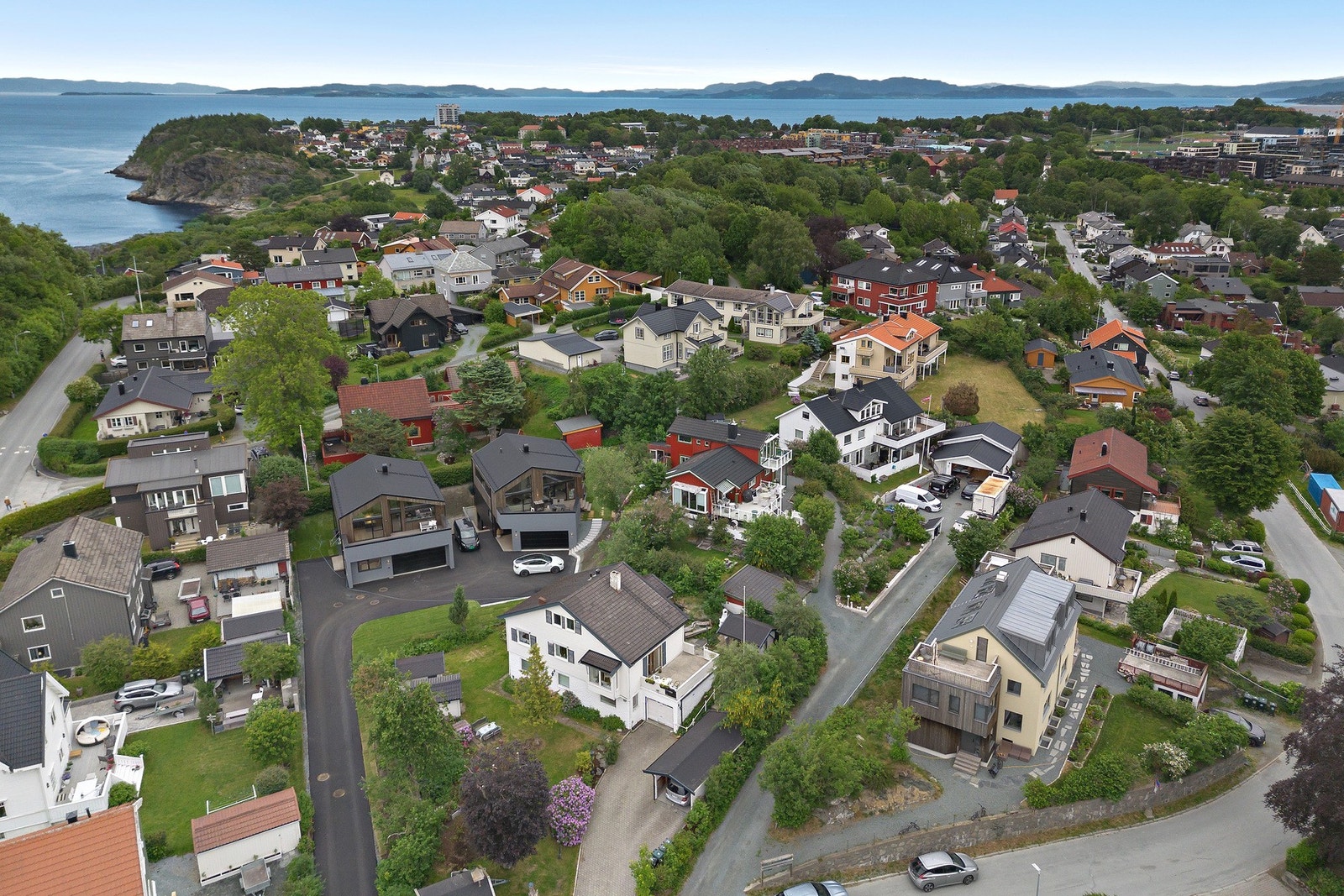 Svært attraktiv beliggenhet på Ladehammeren. Huset ligger tilbaketrukket til, skjermet for så vel dårlig vær som den planlagte utbyggingen i området. Galleribilde