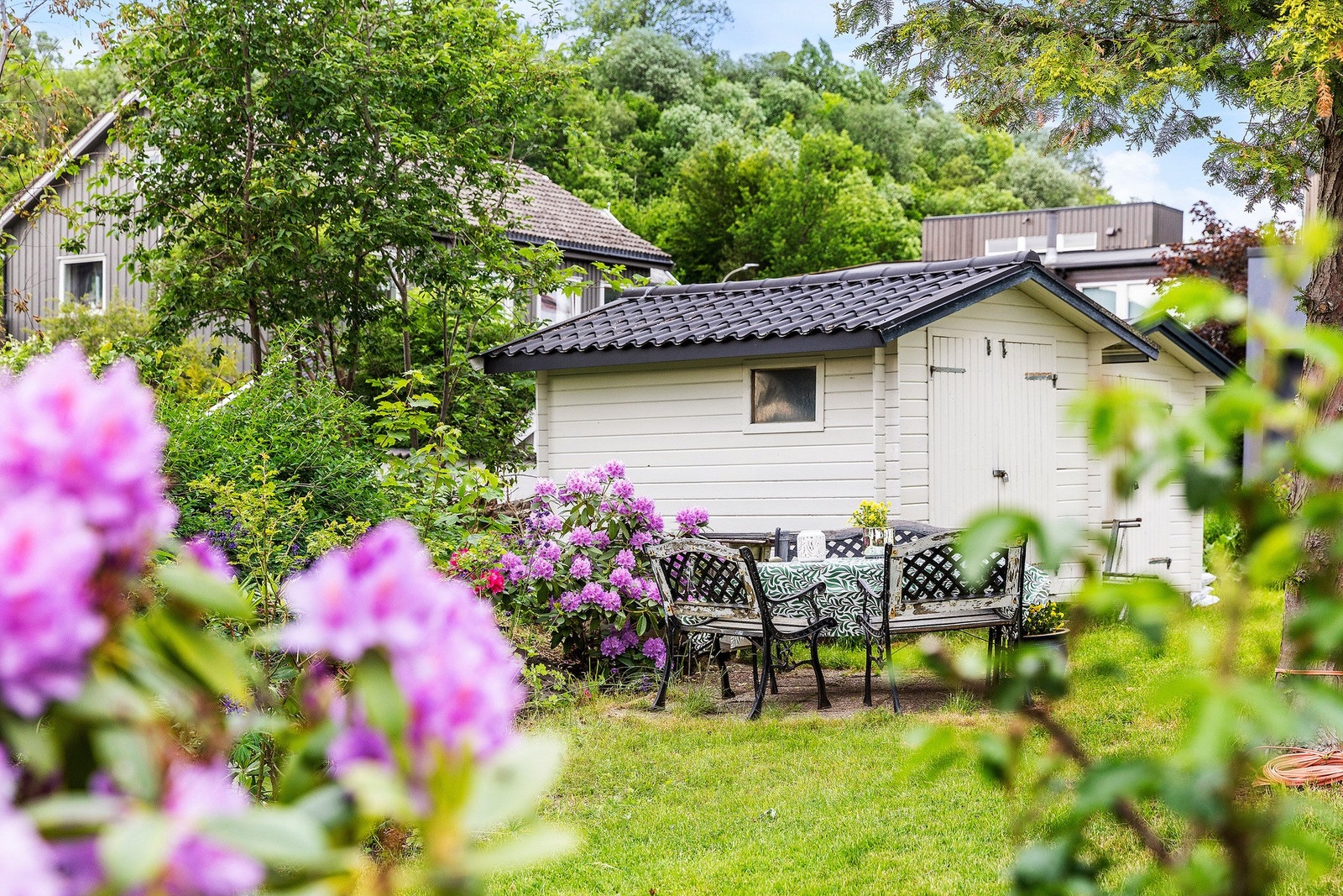 Svært gode lagringsmuligheter i to utvendige boder, garasje, og i carport. Galleribilde