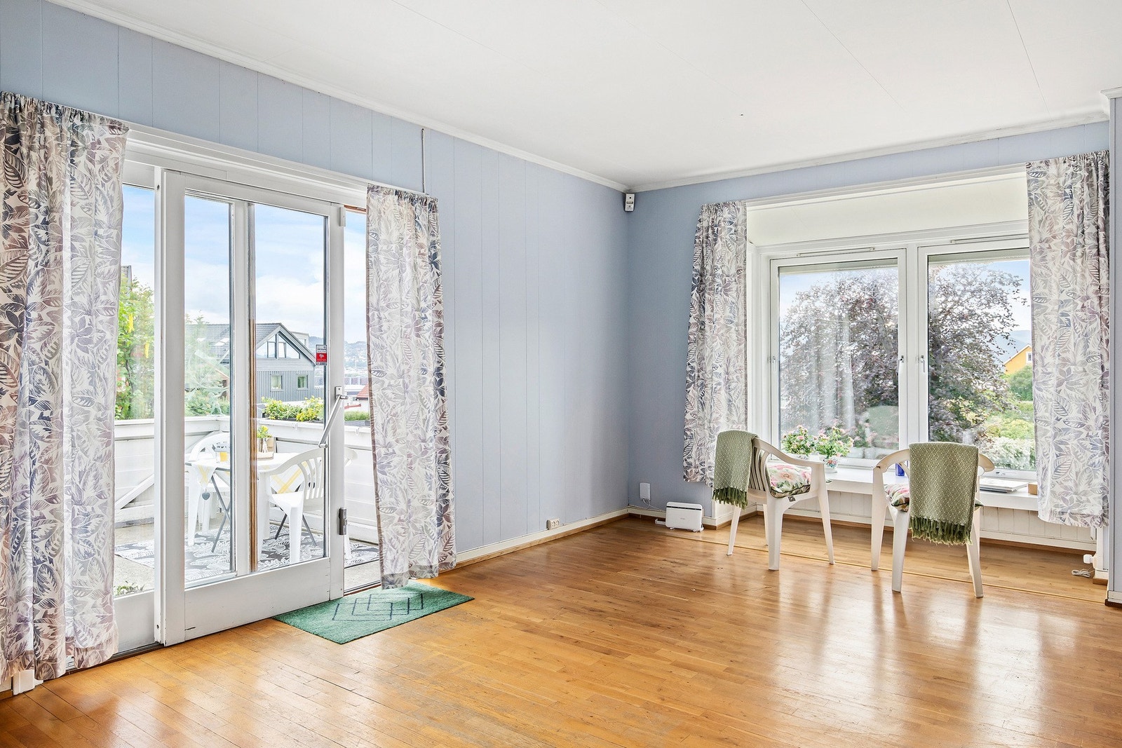 De store vindusflatene i huset gir rikelig med dagslys og en god romfølelse. Nydelig utsikt! Galleribilde