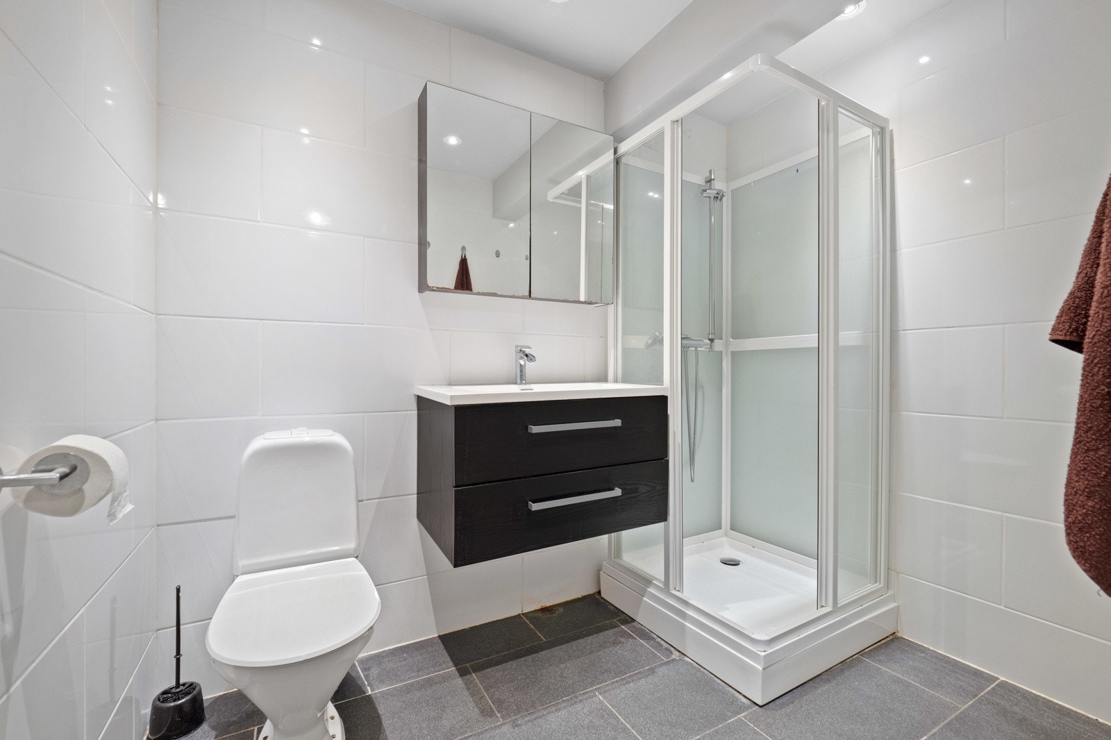 Delikat flislagt bad med varme i gulvet Galleribilde