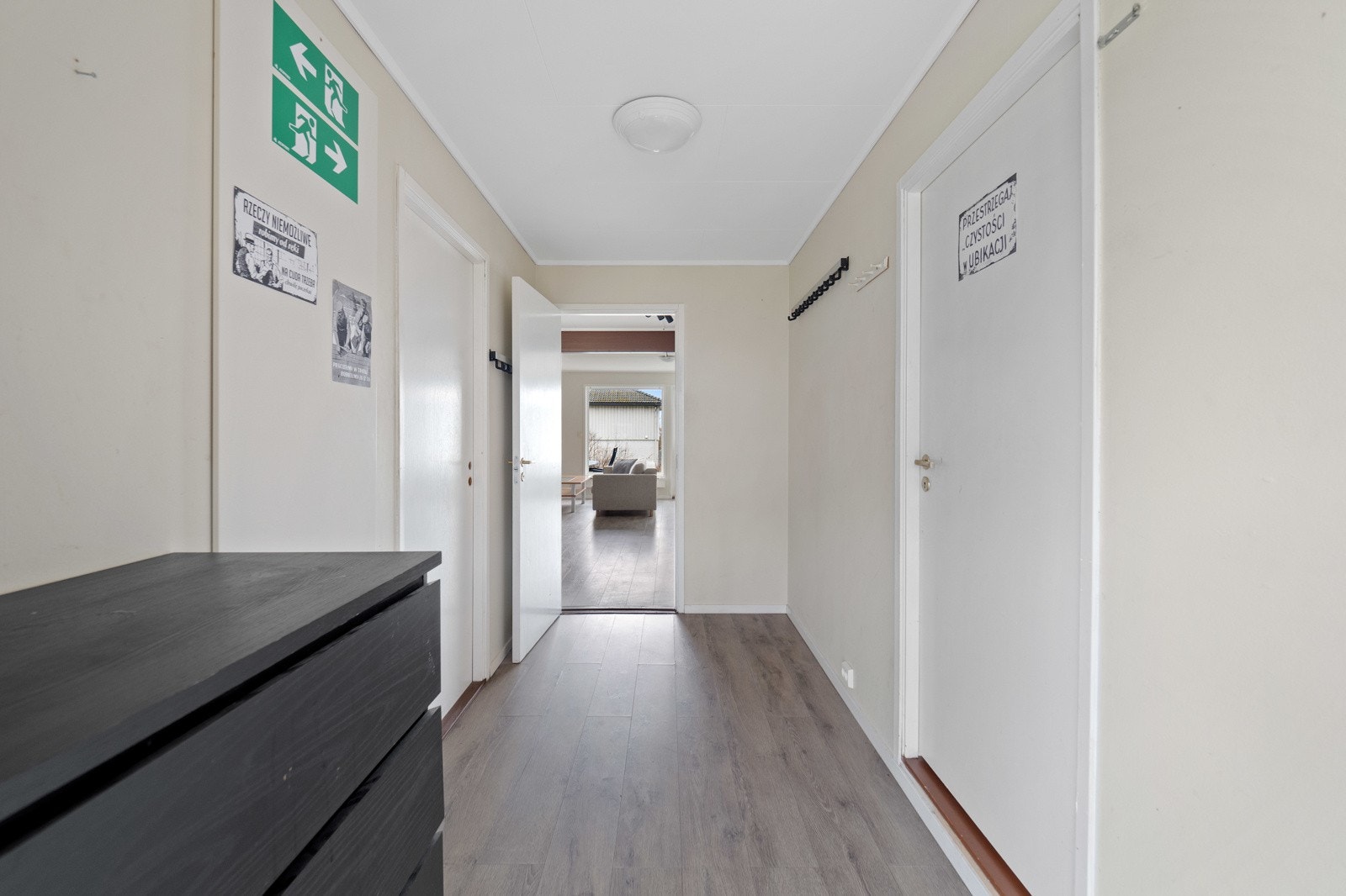 Entré/gang med bad i tilknytning Galleribilde