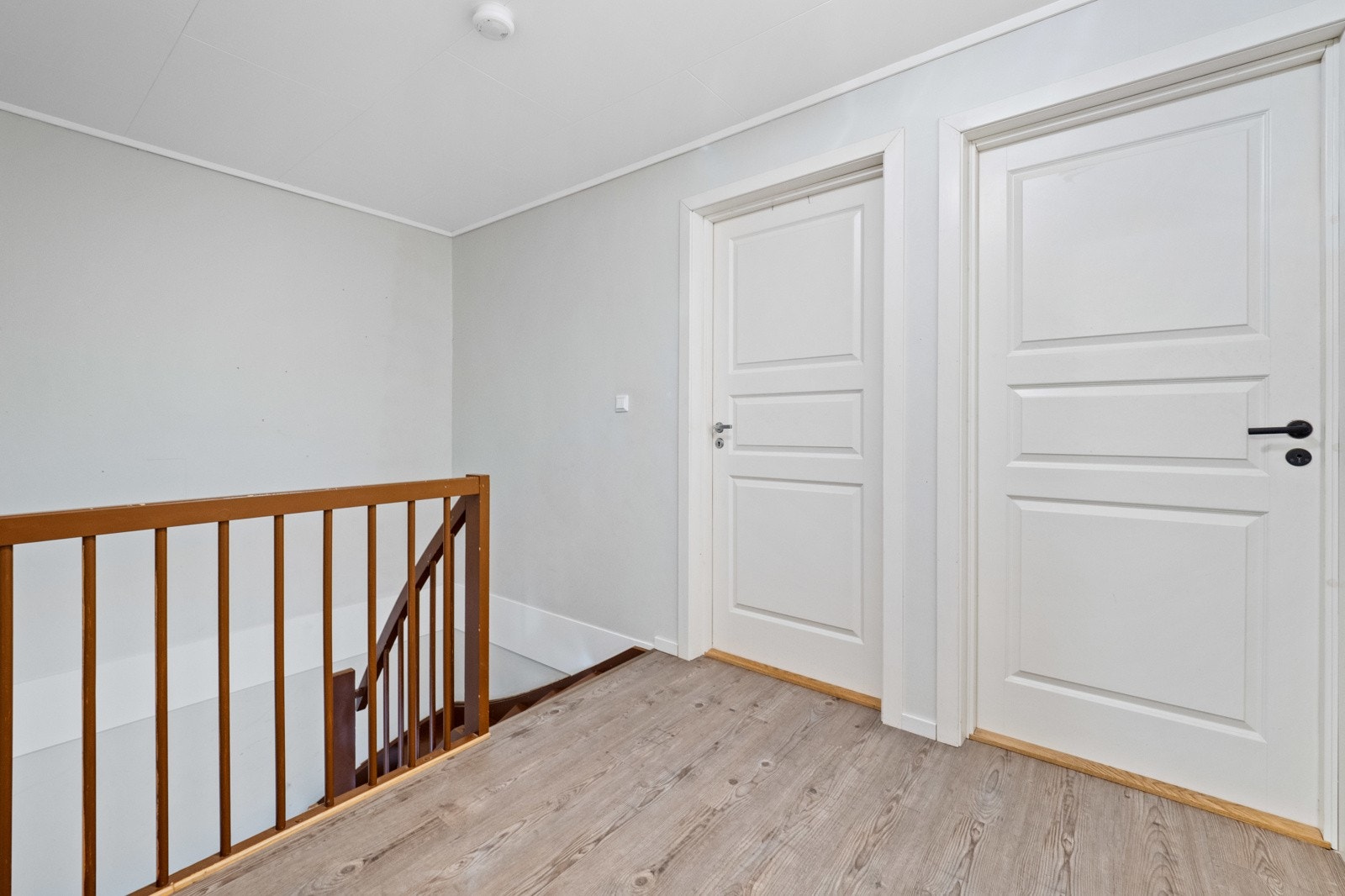 Boligens øvre etasje er bestående av gang, bad og 4 soverom Galleribilde