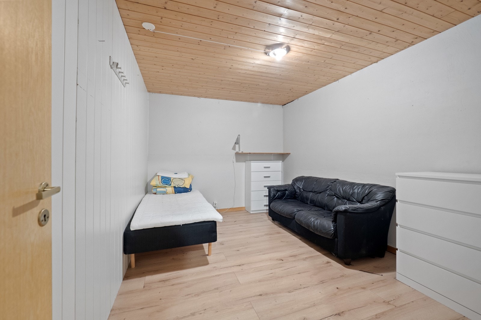 Kjelleren har god plass til oppbevaring i boder Galleribilde