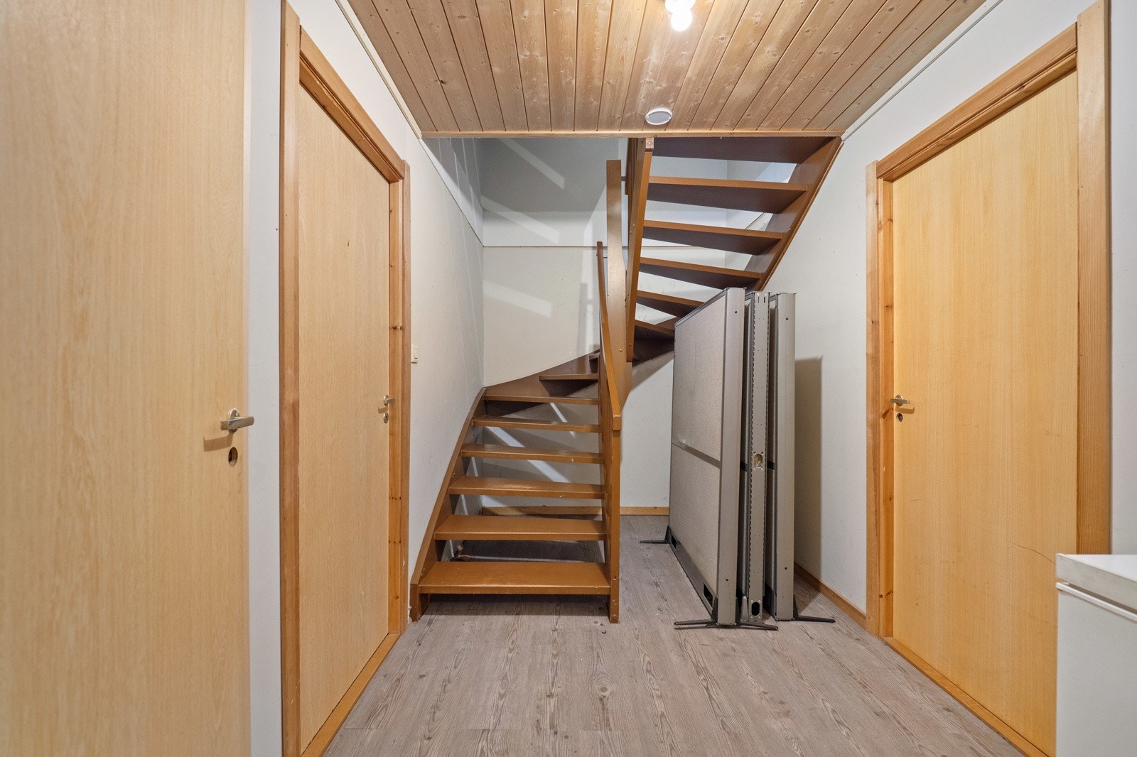 Kjeller med kjellergang og fire boder Galleribilde