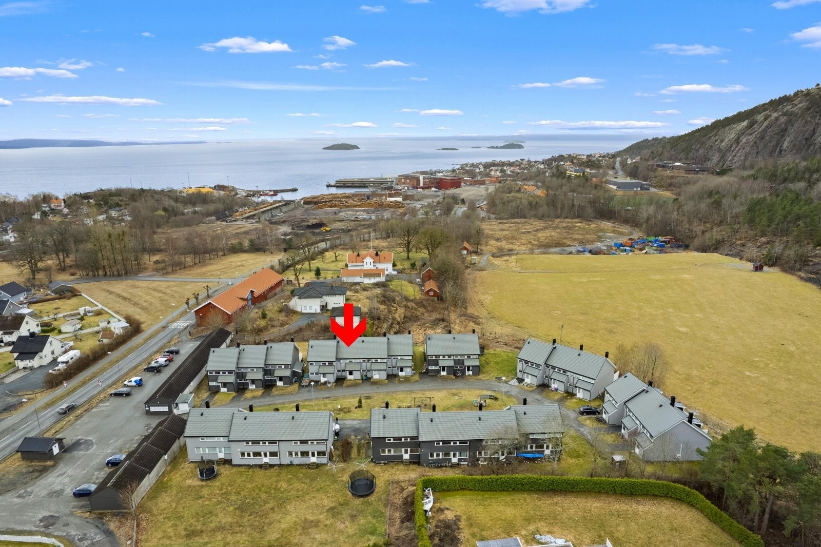 Dette er et meget innholdsrikt rekkehus beliggende i et barnevennlig boligområde Galleribilde