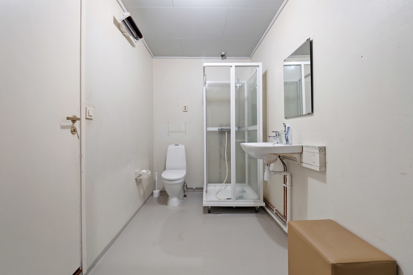 Bad i tilknytning til gangen nede Galleribilde