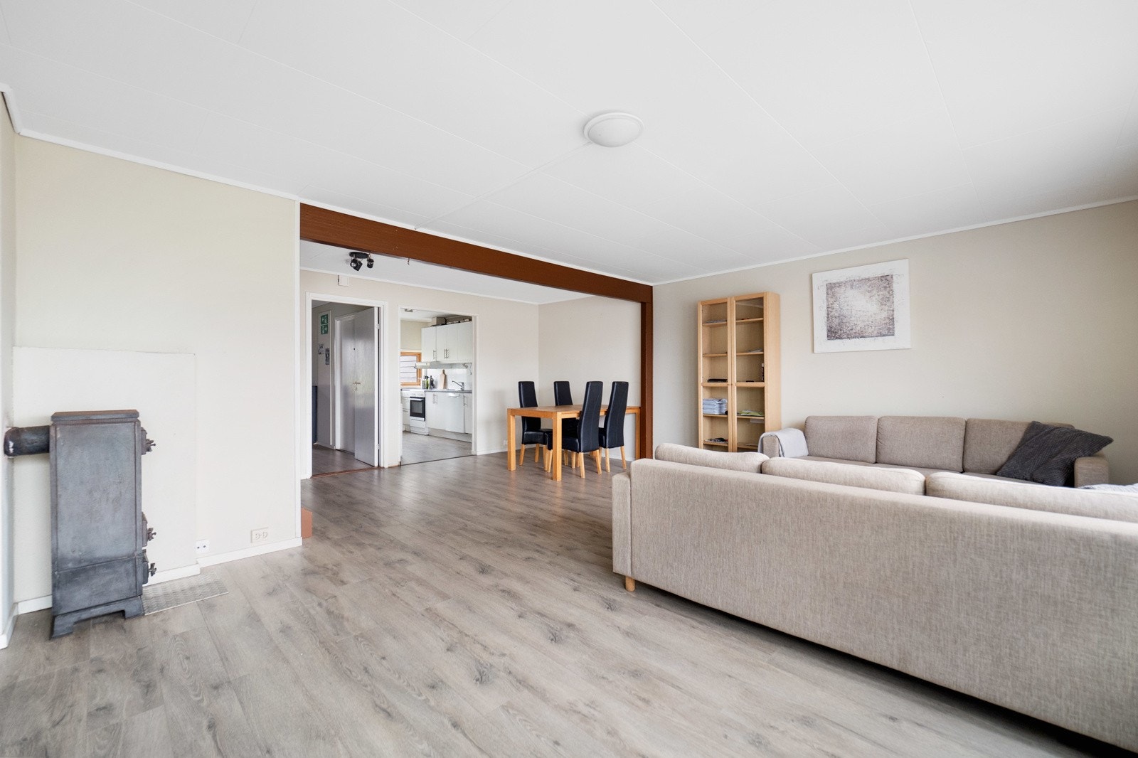 Delvis åpen løsning mellom stuen og spisestuen Galleribilde