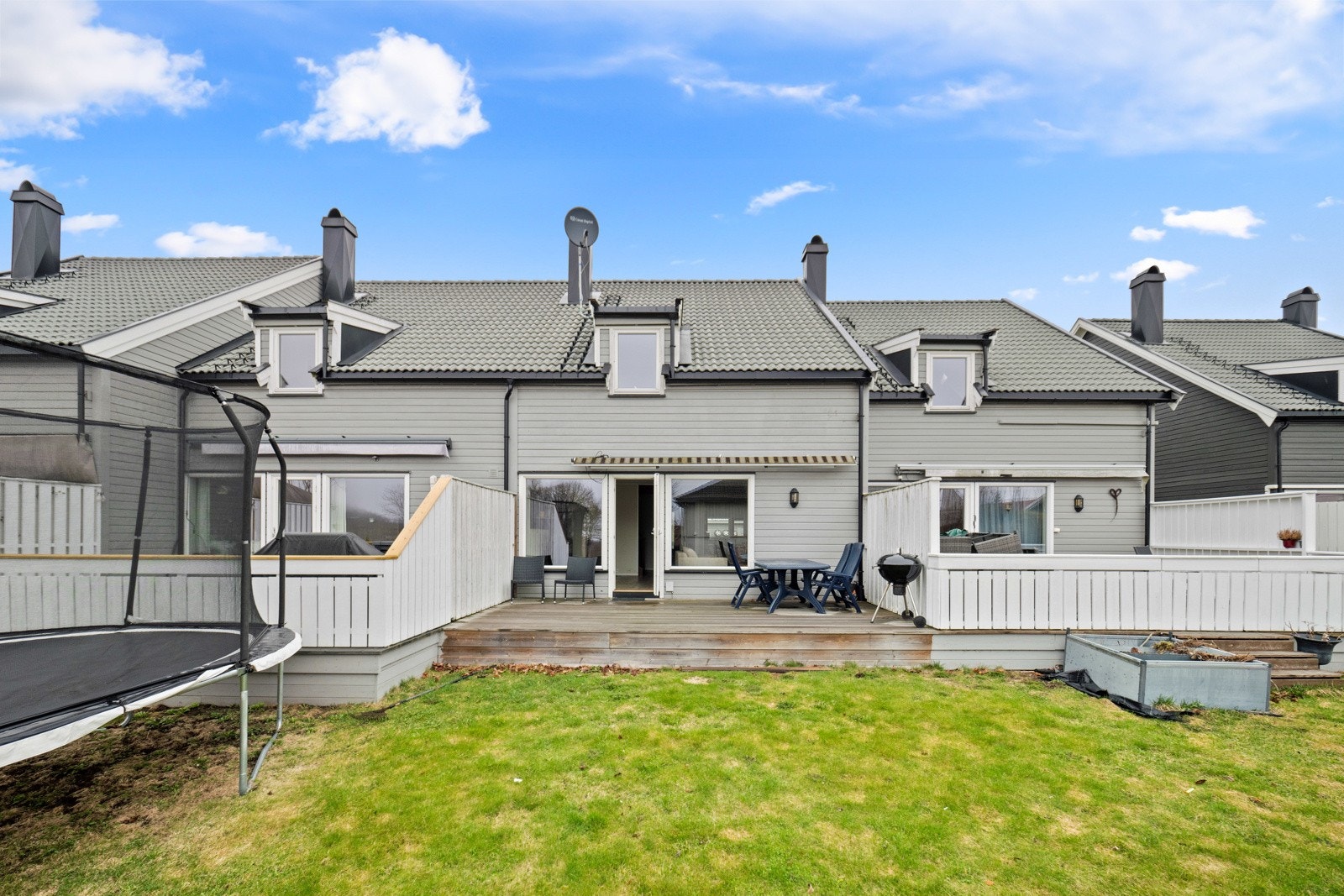 Rekkehuset ligger med fine uteområder med plass for lek og hygge Galleribilde