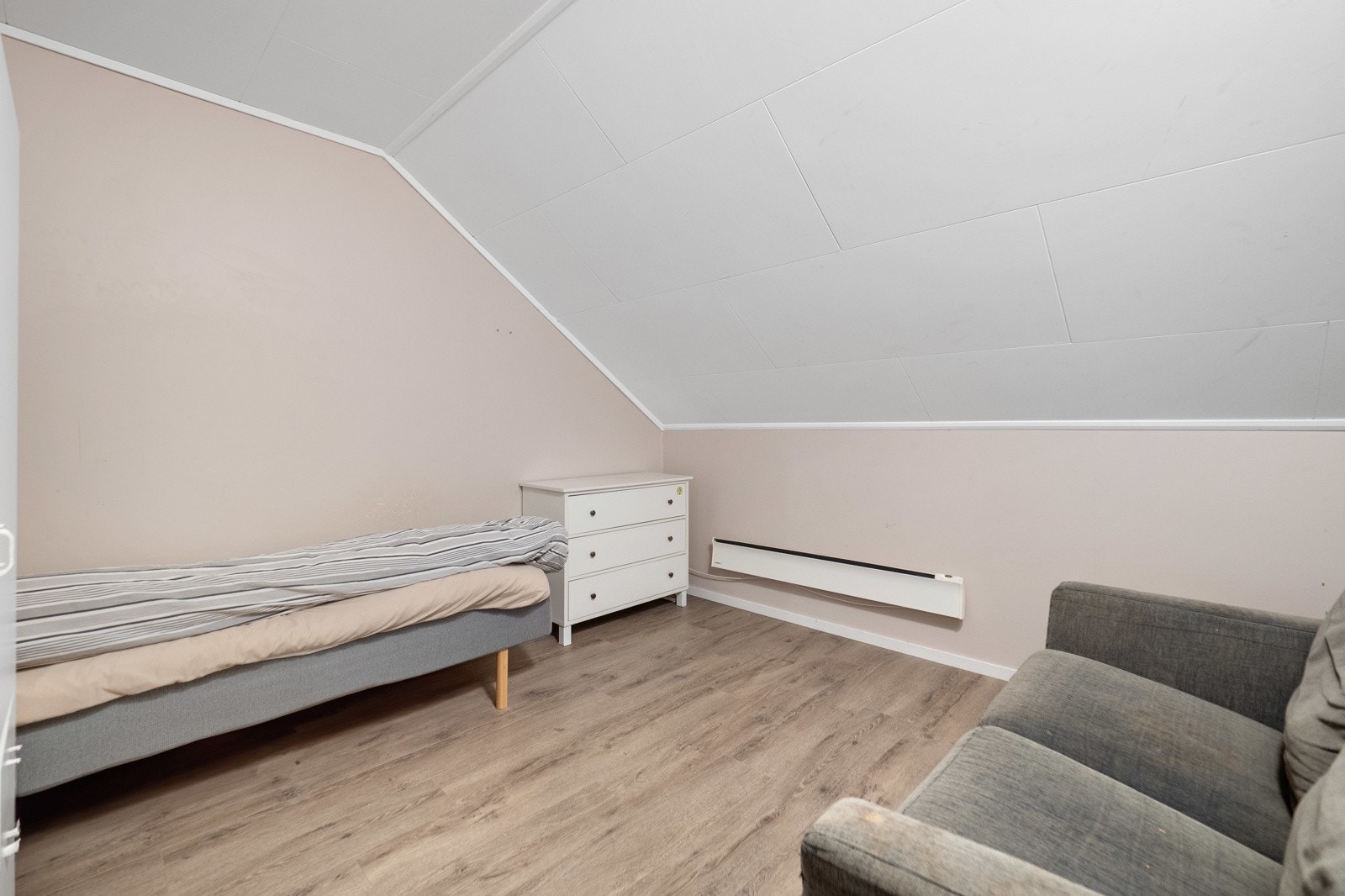 Soverom 3 for varig opphold i 2. etasje har ikke vindu mot det fri, og oppfyller derfor ikke kravet til dagslys Galleribilde