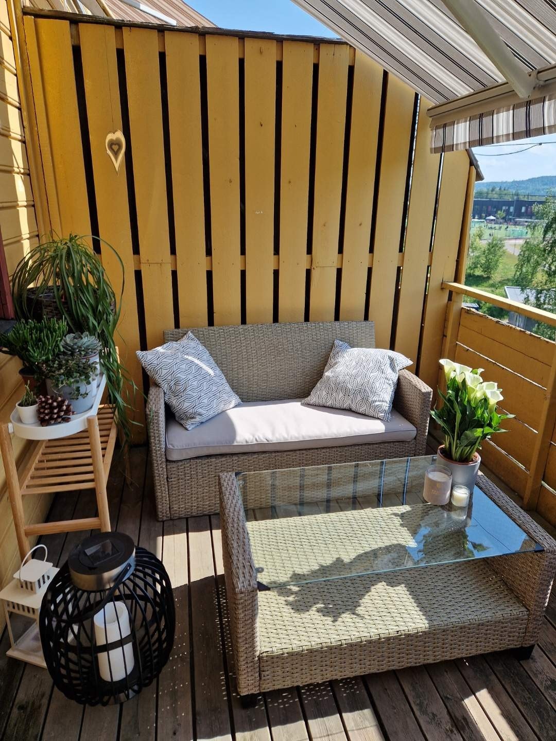 God plass til utemøblement og grill. Her har man sol fra ca. 9-16 midtsommers. Galleribilde