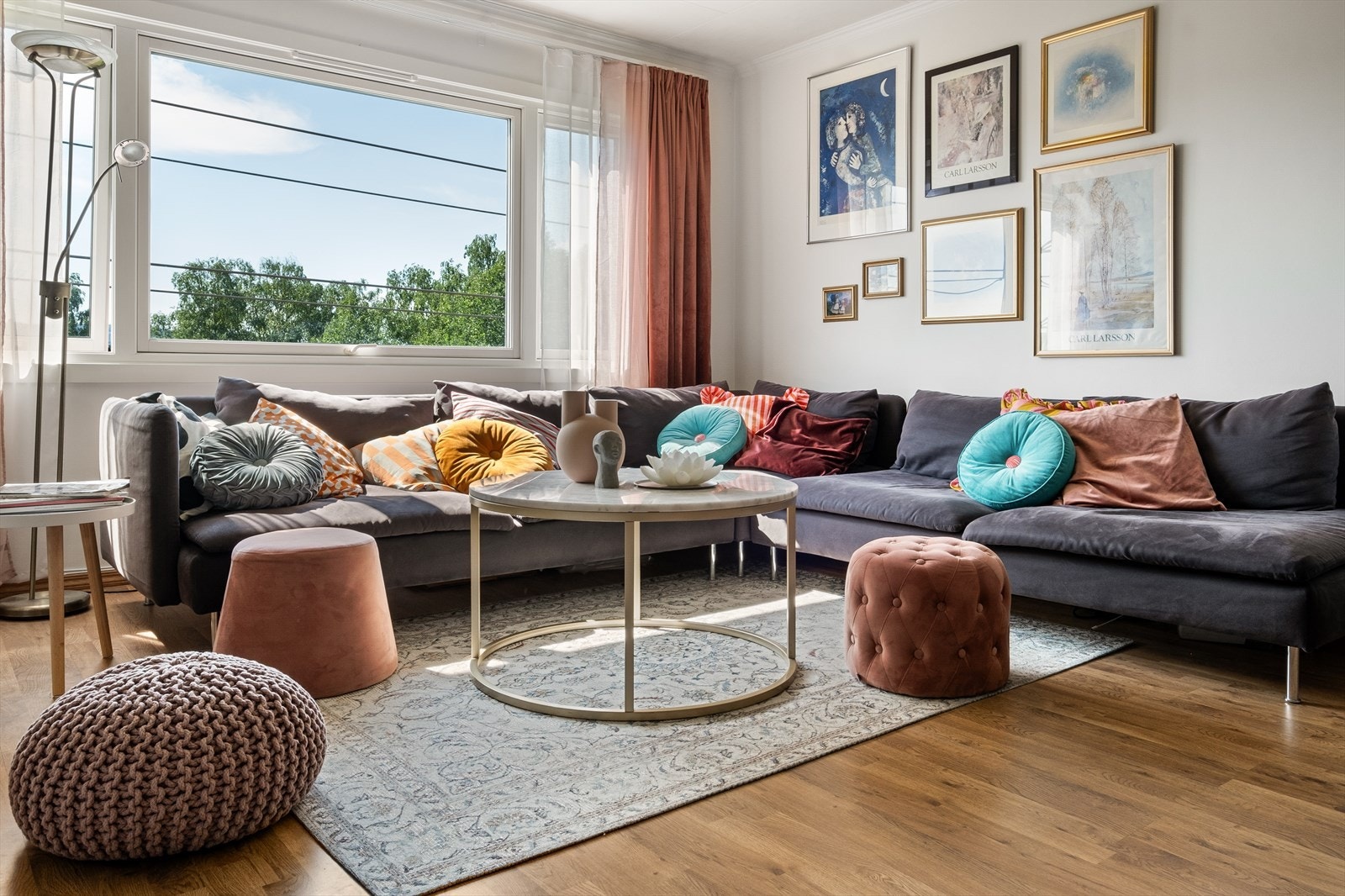 Store vindusflater som gir rikelig med luft og lys. Galleribilde