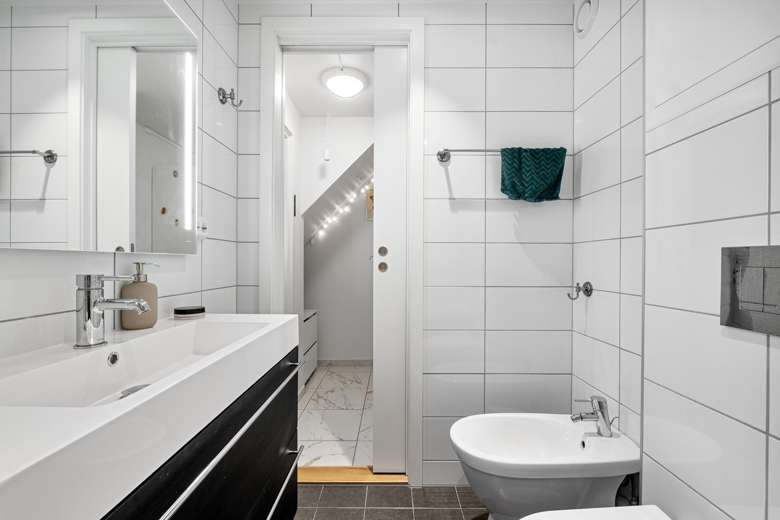Flislagt baderom fra 2021 (regi av borettslag) med varme i gulvet og downlights i himling. Galleribilde