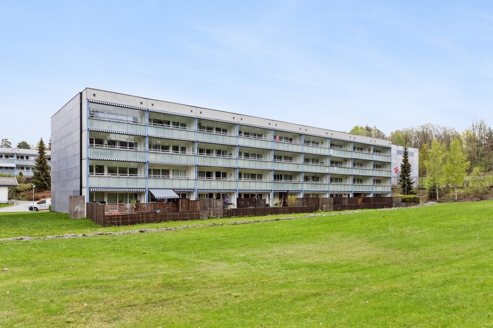 Boligen disponerer en parkeringsplass og ligger i byggets toppetasje. Ledig omgående. Galleribilde
