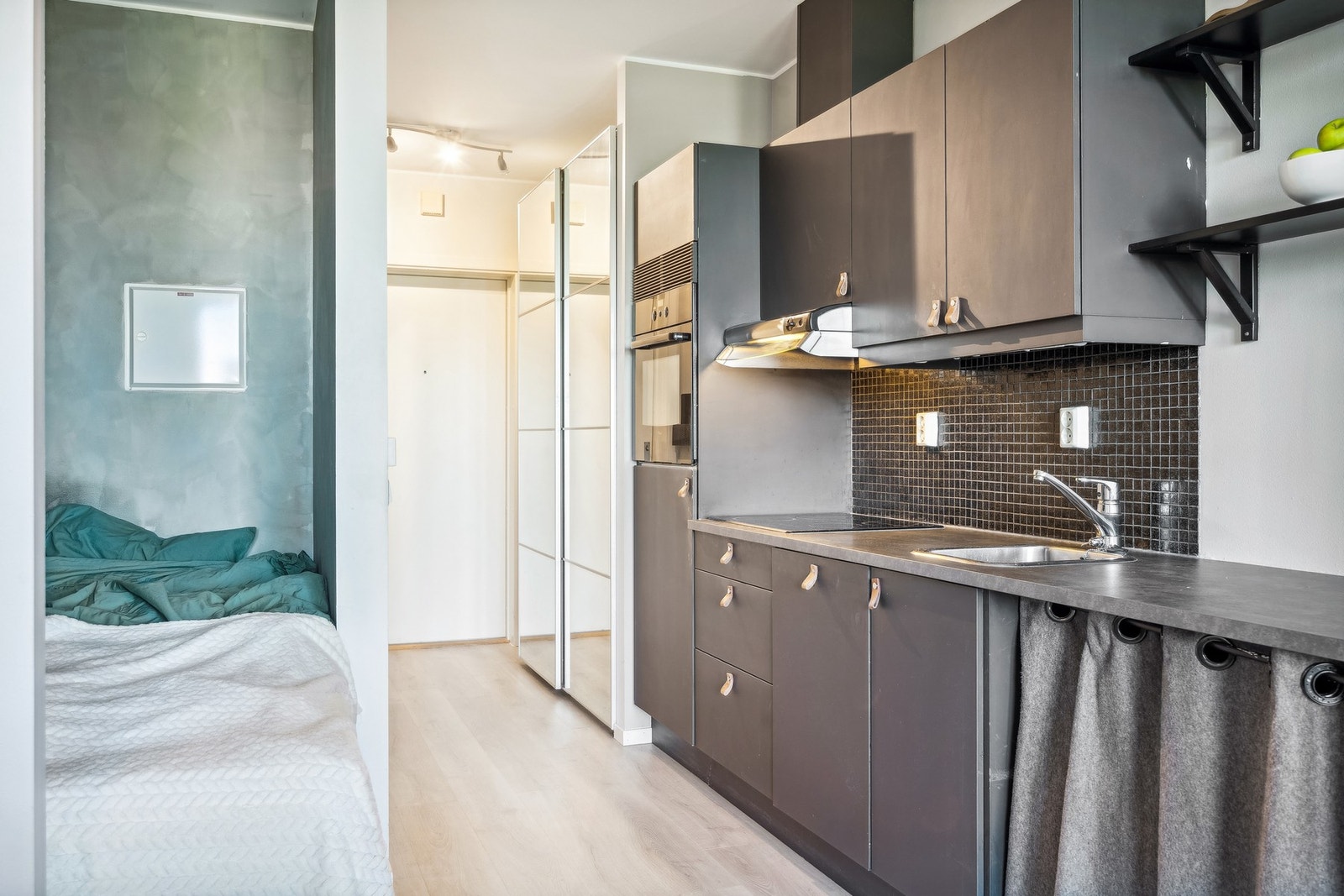 Integrerte hvitevarer som medfølger i handelen er stekeovn, platetopp, kjøleskap og oppvaskmaskin. Galleribilde