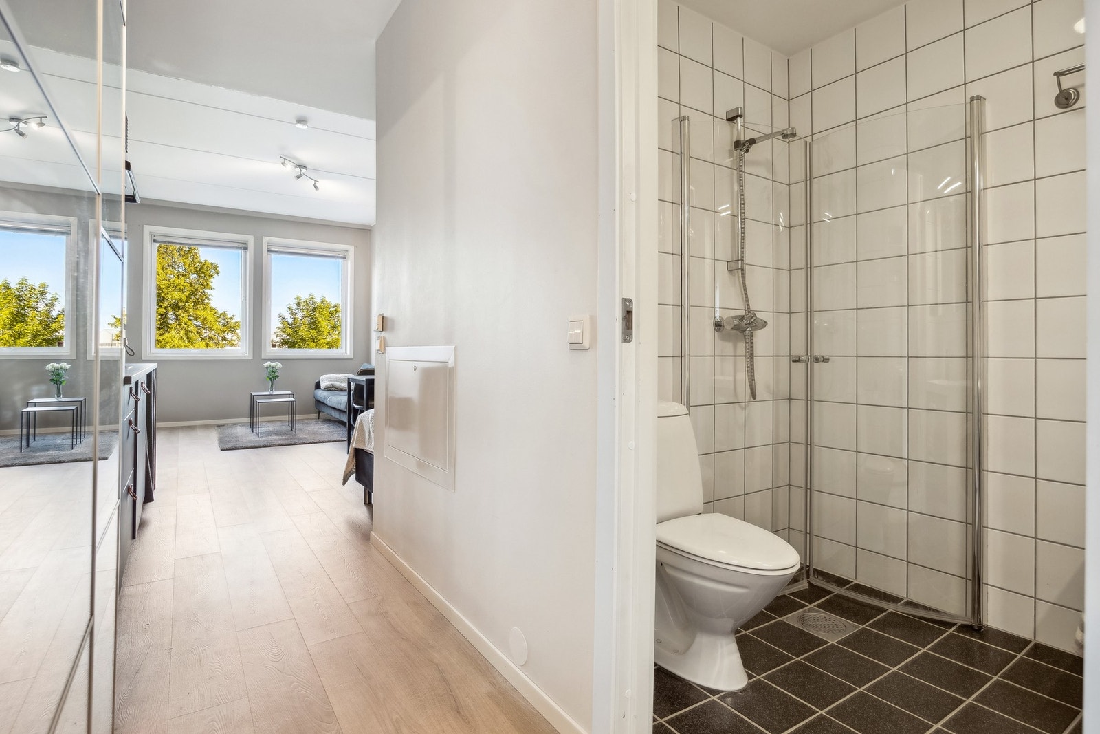 Fra inngangspartiet har du på din høyre side leilighetens bad, før du videre føres inn til leilighetens åpne stue/kjøkken løsning. Galleribilde