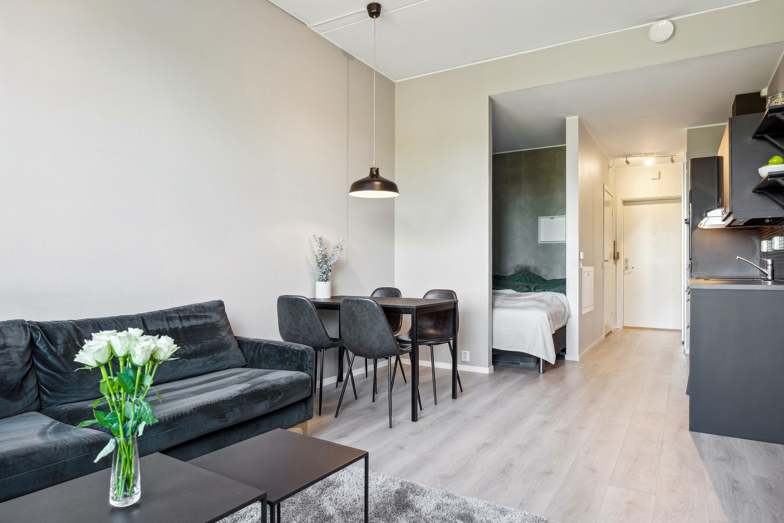 Leiligheten har en flott grålig laminat på gulv, og tidløse malte flater på vegg som gir leiligheten et flott og moderne utseende. Galleribilde