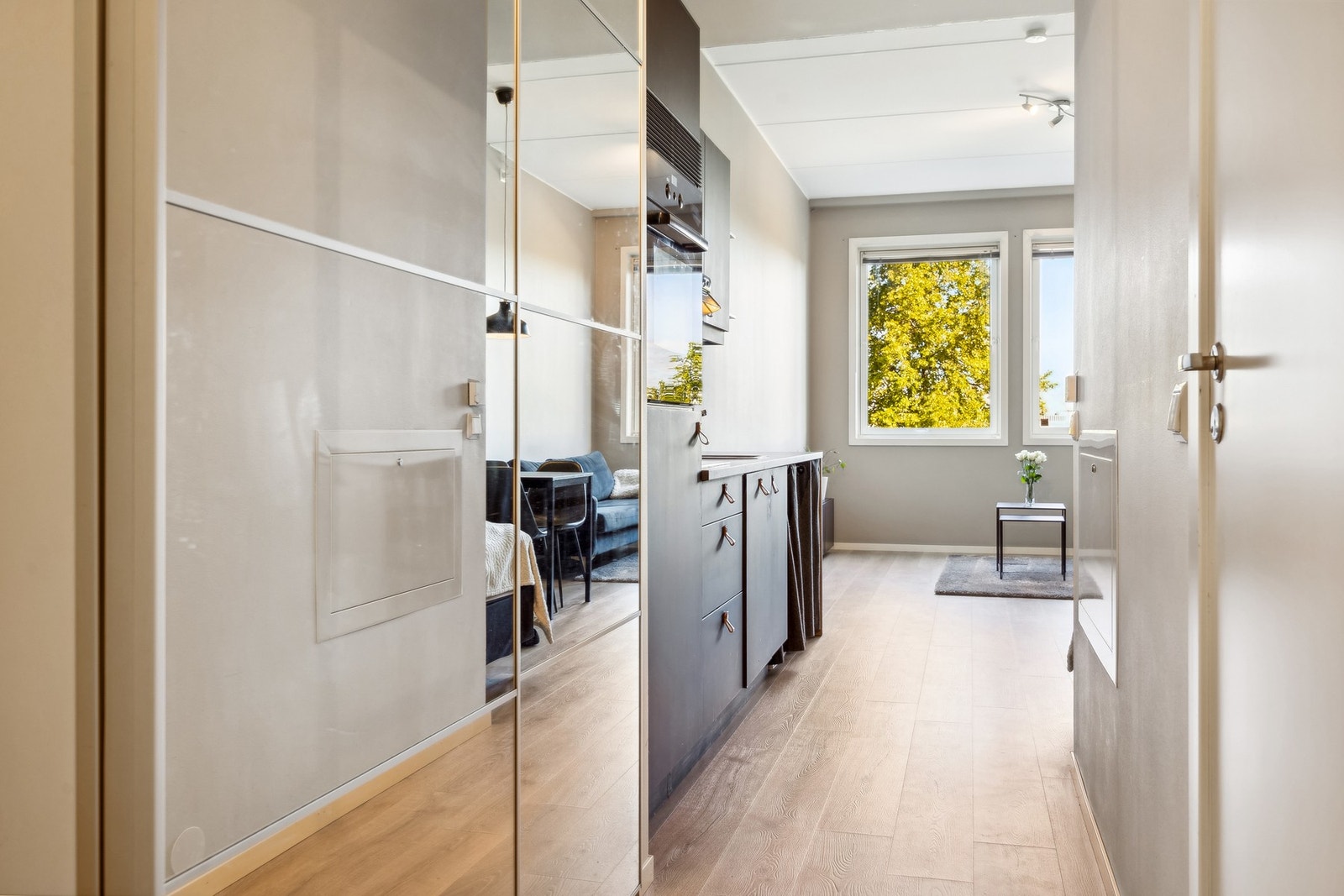 Utbedringer som er verdt å nevne er kjøkkeninnredningen malt i svart, sett bort fra bad er gulv i hele leiligheten byttet i 2020, og kjøkkenets benkeplate ble byttet i 2017. Galleribilde