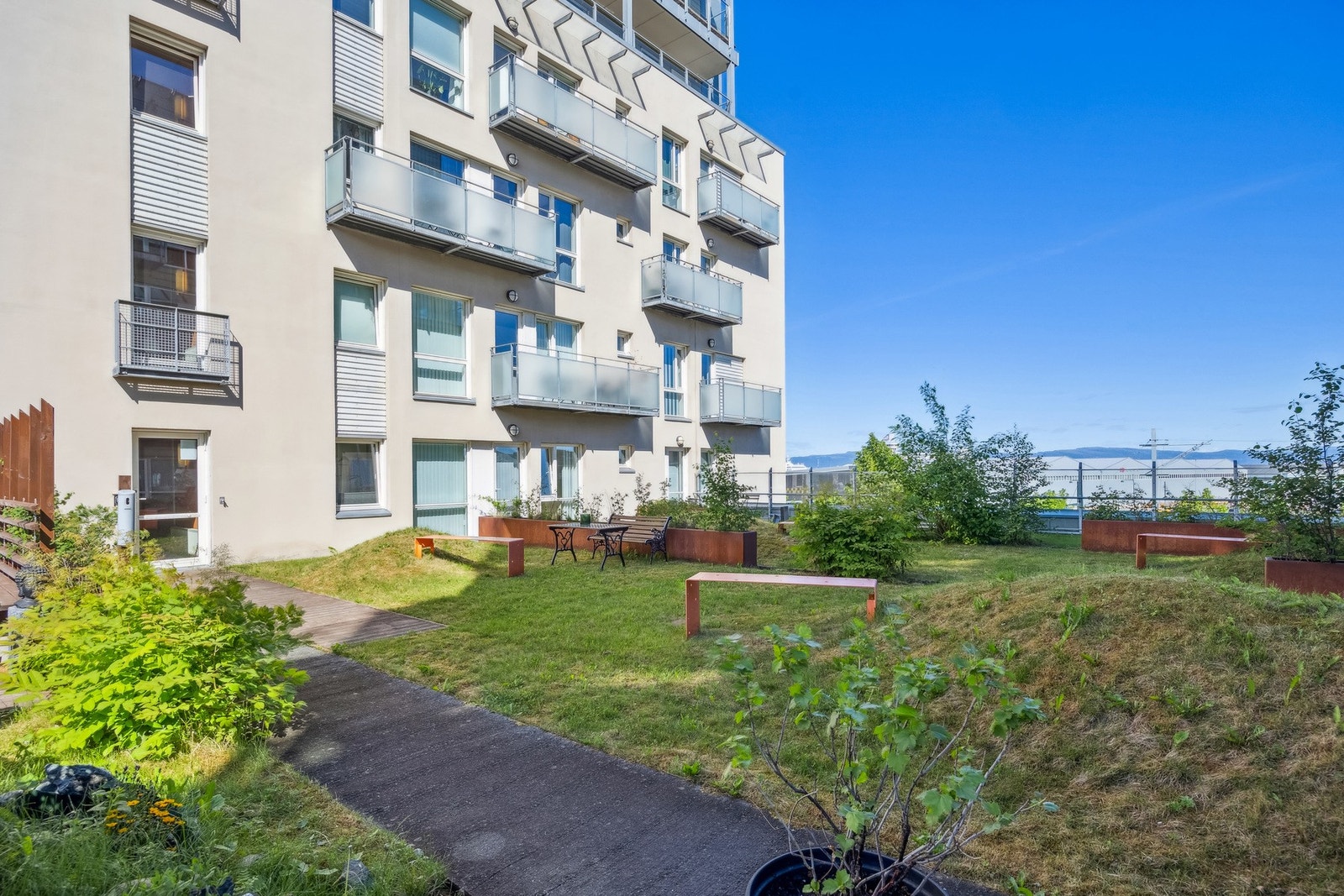 Som beboer på Solsiden kan du nyte godt av et bredt og varierende servicetilbud, samt nærhet til flere restauranter og uteliv. Galleribilde