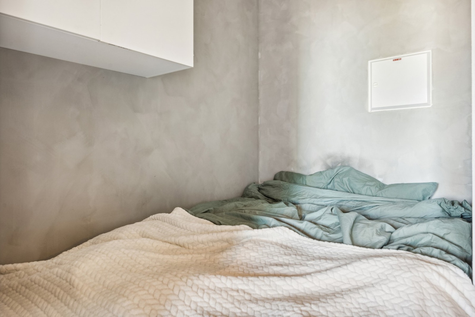 Sovealkoven rommer 3,2 kvm og har plass til en seng av god størrelse, opp til 150cm i bredde. Sovealkoven er innredet med et praktisk overskap som gir muligheter for lagringsplass. Galleribilde