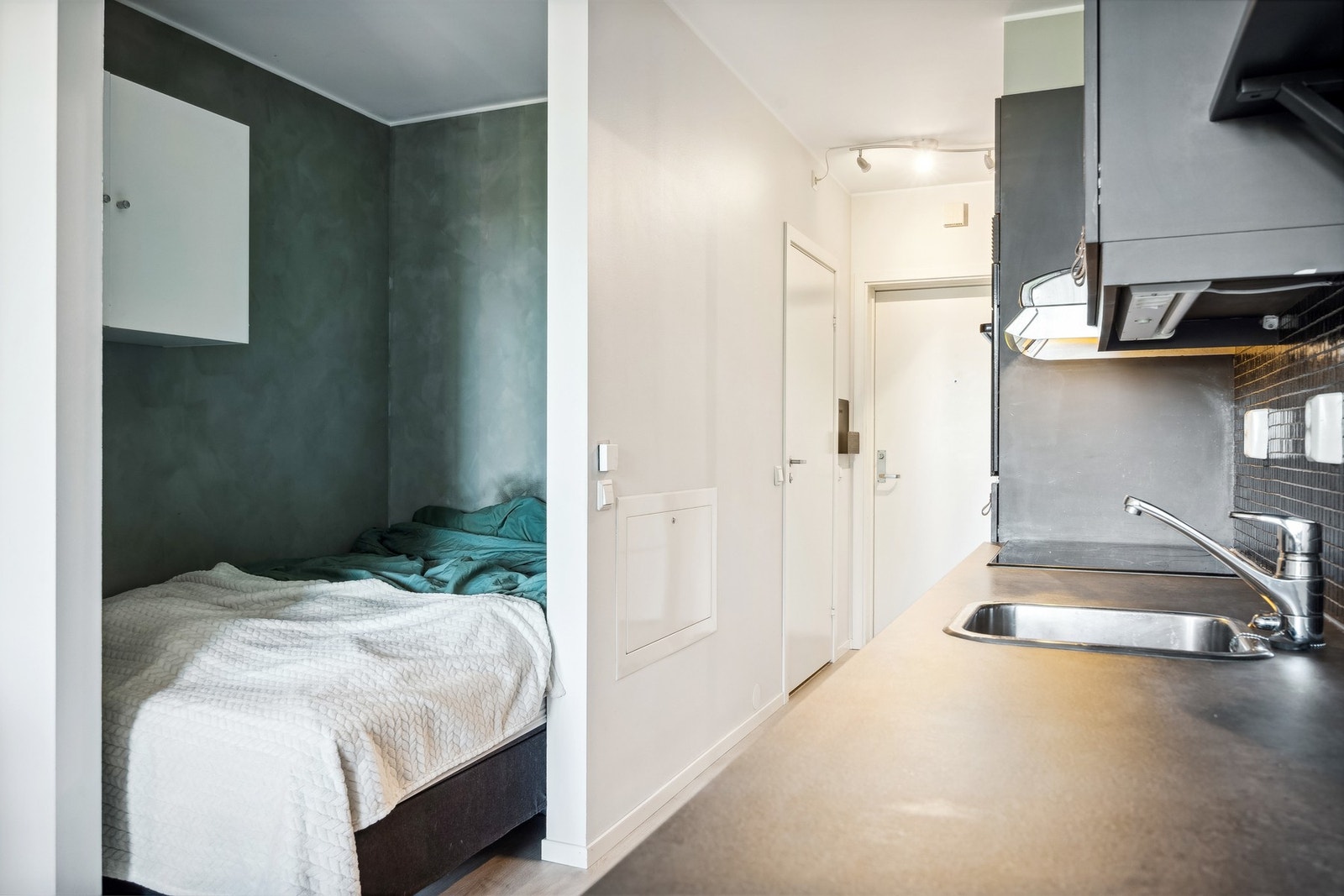 Fra stue/kjøkken arealet har du direkte adgang til leilighetens sovealkove. Sovealkoven er malt i en mørk og behagelig fargetone. Galleribilde