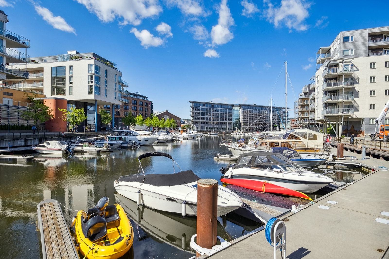 Leiligheten har en ypperlig beliggenhet på Solsiden, like ved Rosenborgbassenget. Fra her kan du se et av Trondheims kjøpesenter, Solsiden kjøpesenter. Galleribilde