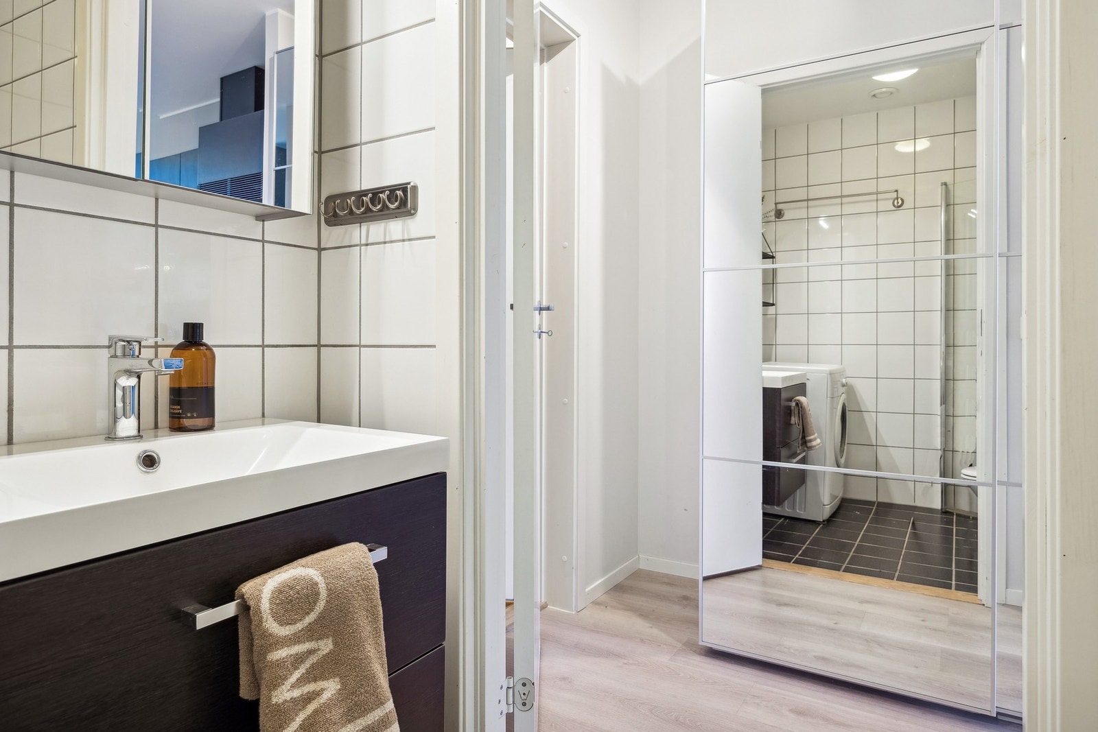 Badet har flislagt gulv med vannbåren gulvvarme og flislagt vegg, samt betongdekke i himling. Galleribilde