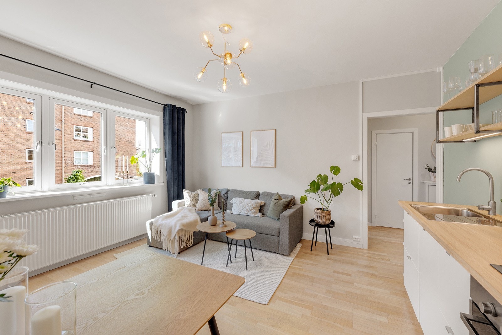 På stuen er det plass til både sofakrok og spiseplass. Galleribilde