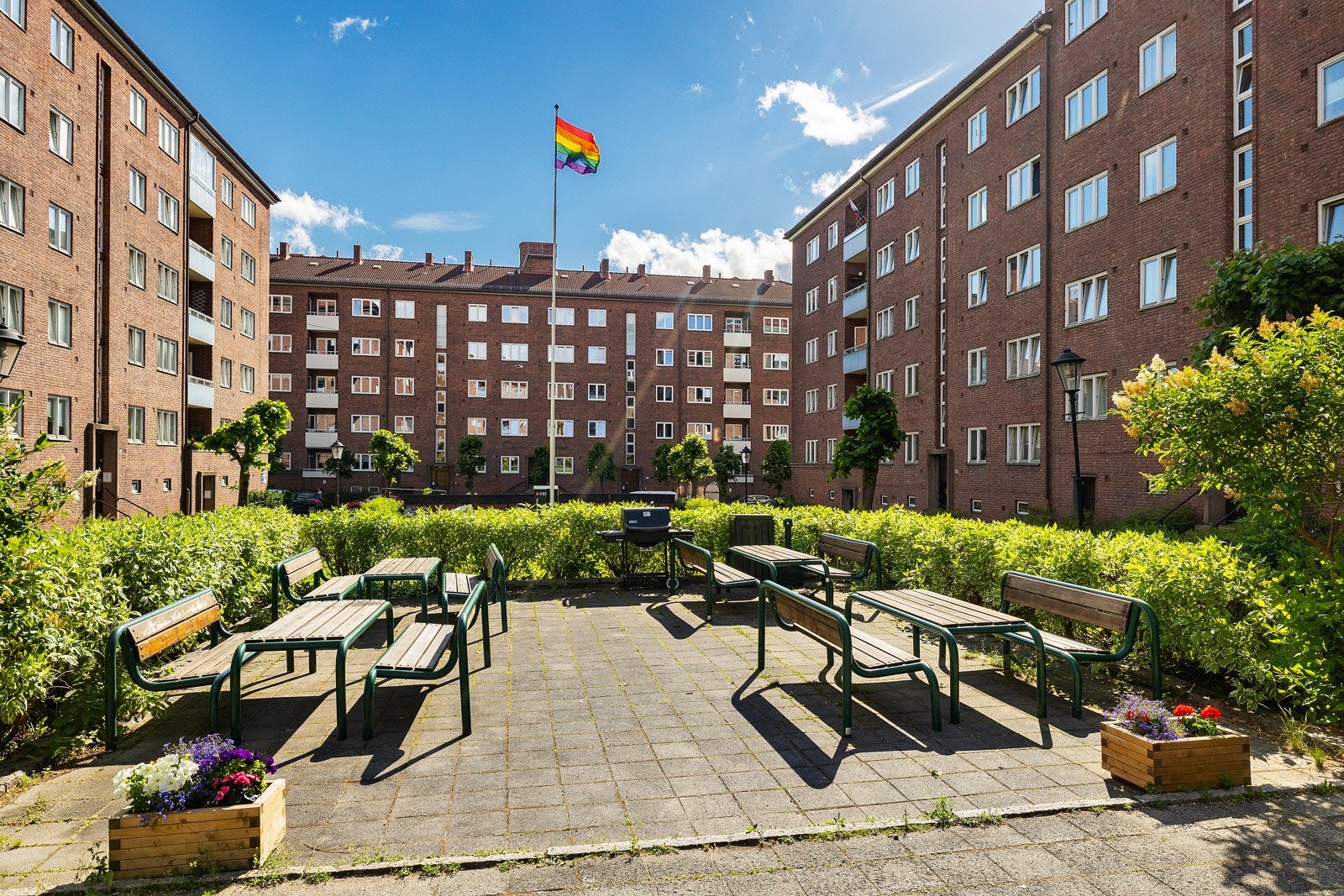 Ditt nye nabolag har en høy trivselsfaktor, og her finnes i tillegg flere hyggelige sittegrupper og grillplasser. Galleribilde
