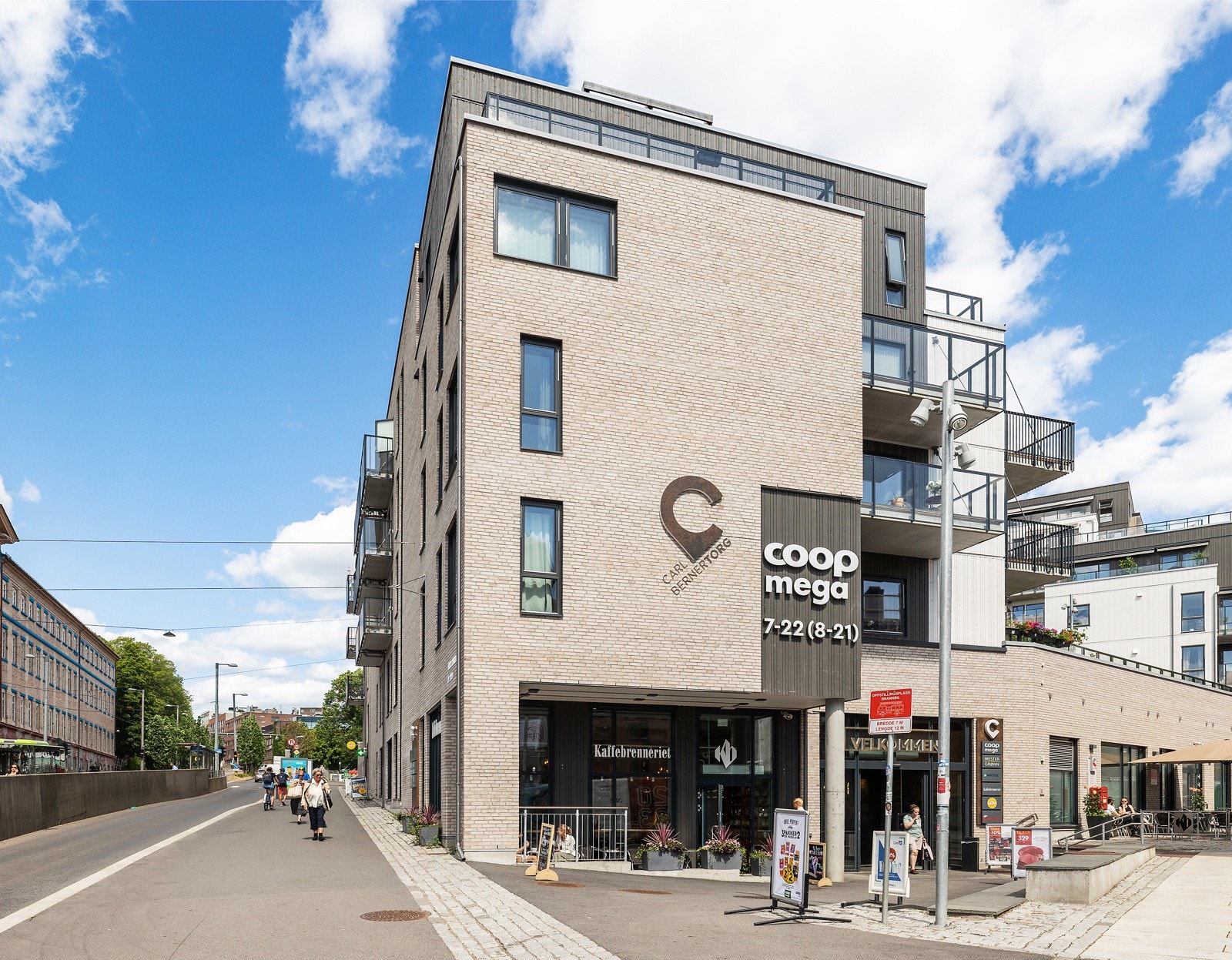 Carl Berners plass har fått et skikkelig løft de siste årene. Her med nytt nærsenter. Alt i gåavstand. Galleribilde