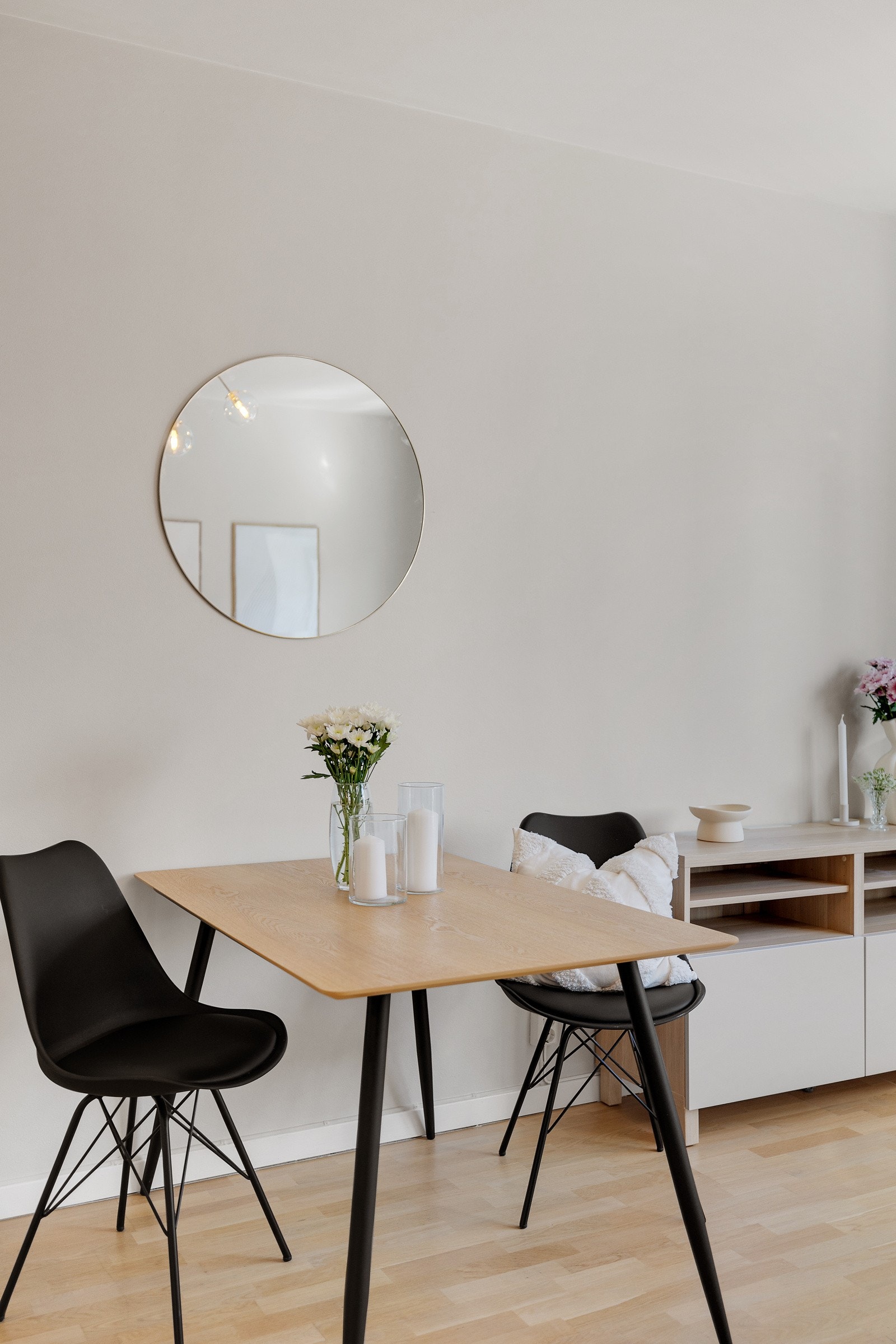 Gled deg til å invitere vennegjengen på den første middagen i nytt hjem! Galleribilde