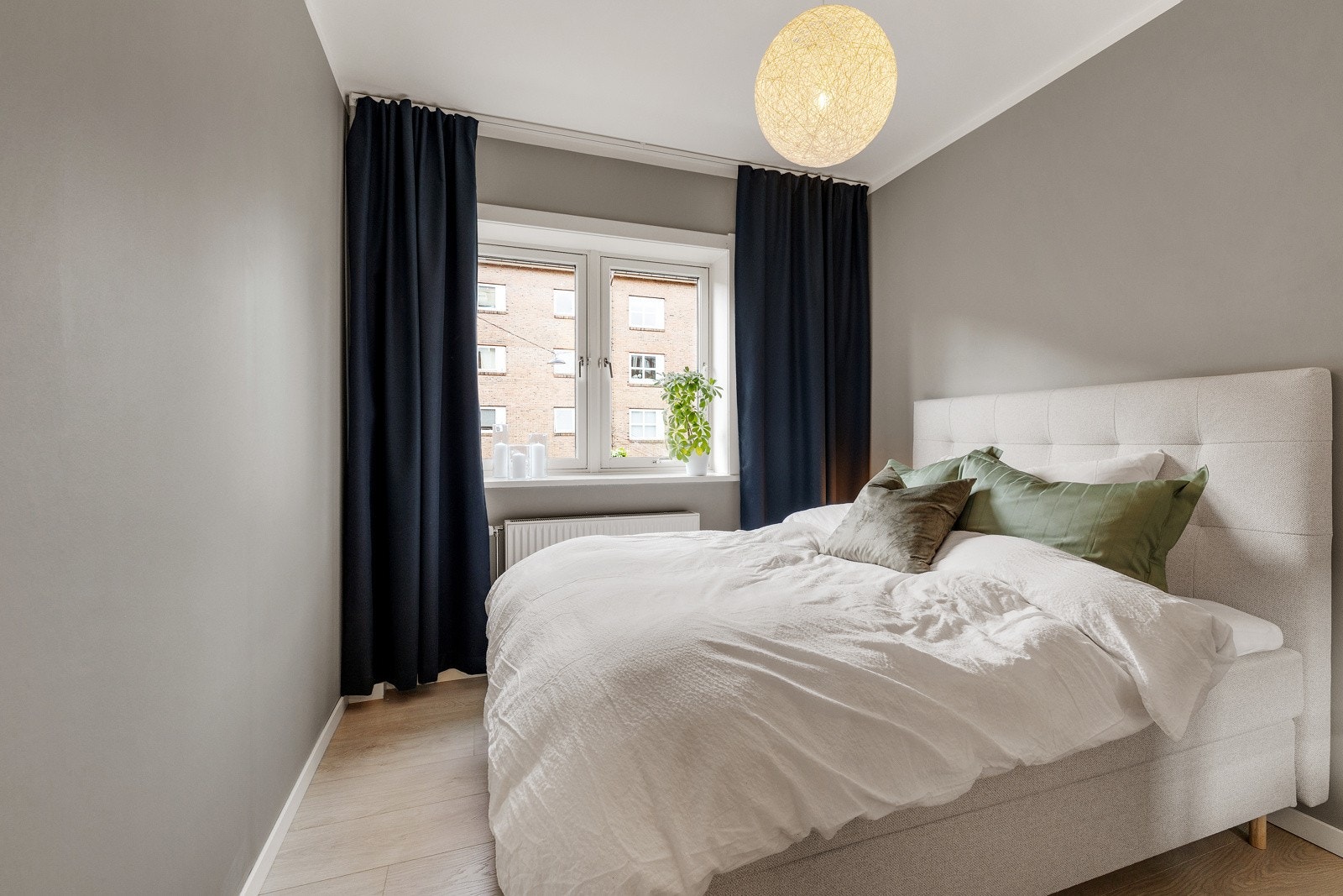 Soverommet er romslig med plass til dobbeltseng og nattbord. Galleribilde