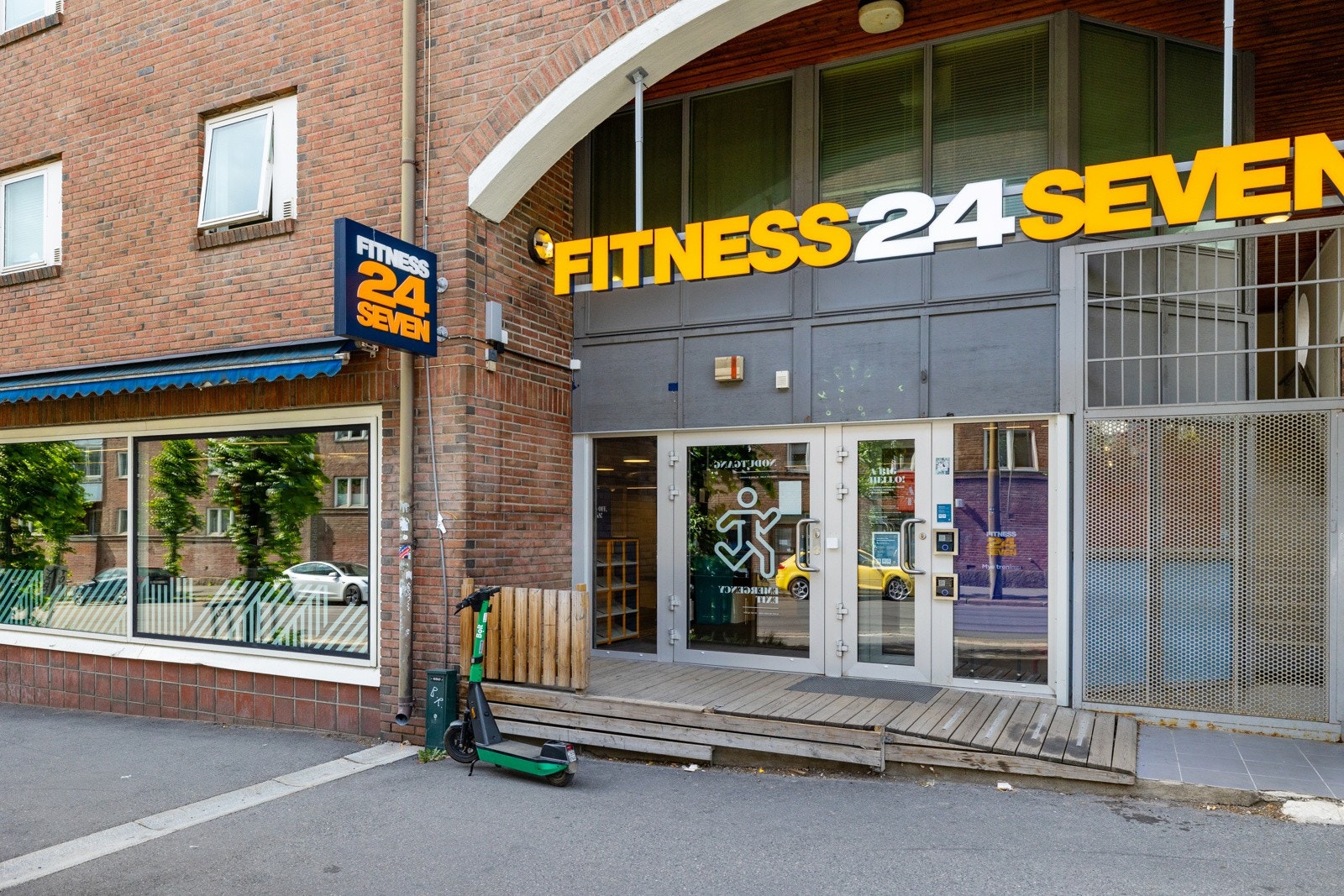 Nærområdet byr på flere innendørs treningssenter, her fra Fitness24Seven. Galleribilde