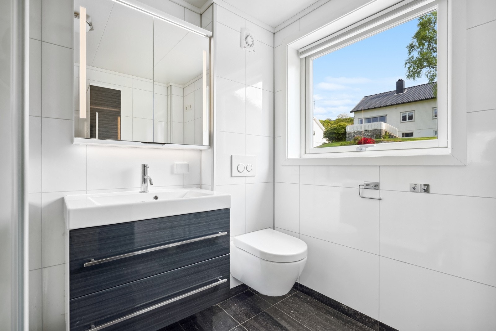 Baderomsinnredningen har god plass til oppbevaring av velværeprodukter. Galleribilde