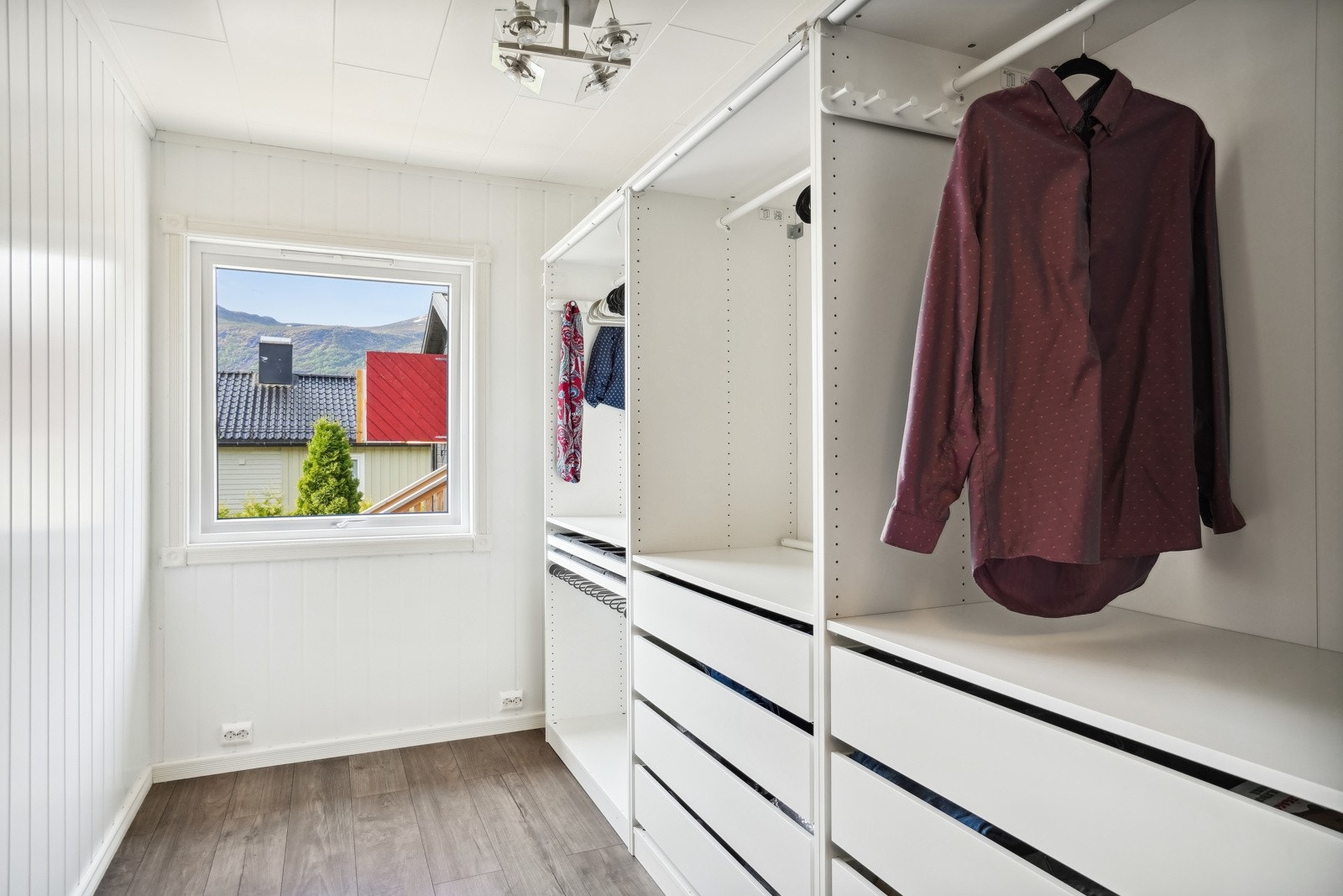Soverom 2 blir idag brukt som walk-in garderobe. Galleribilde