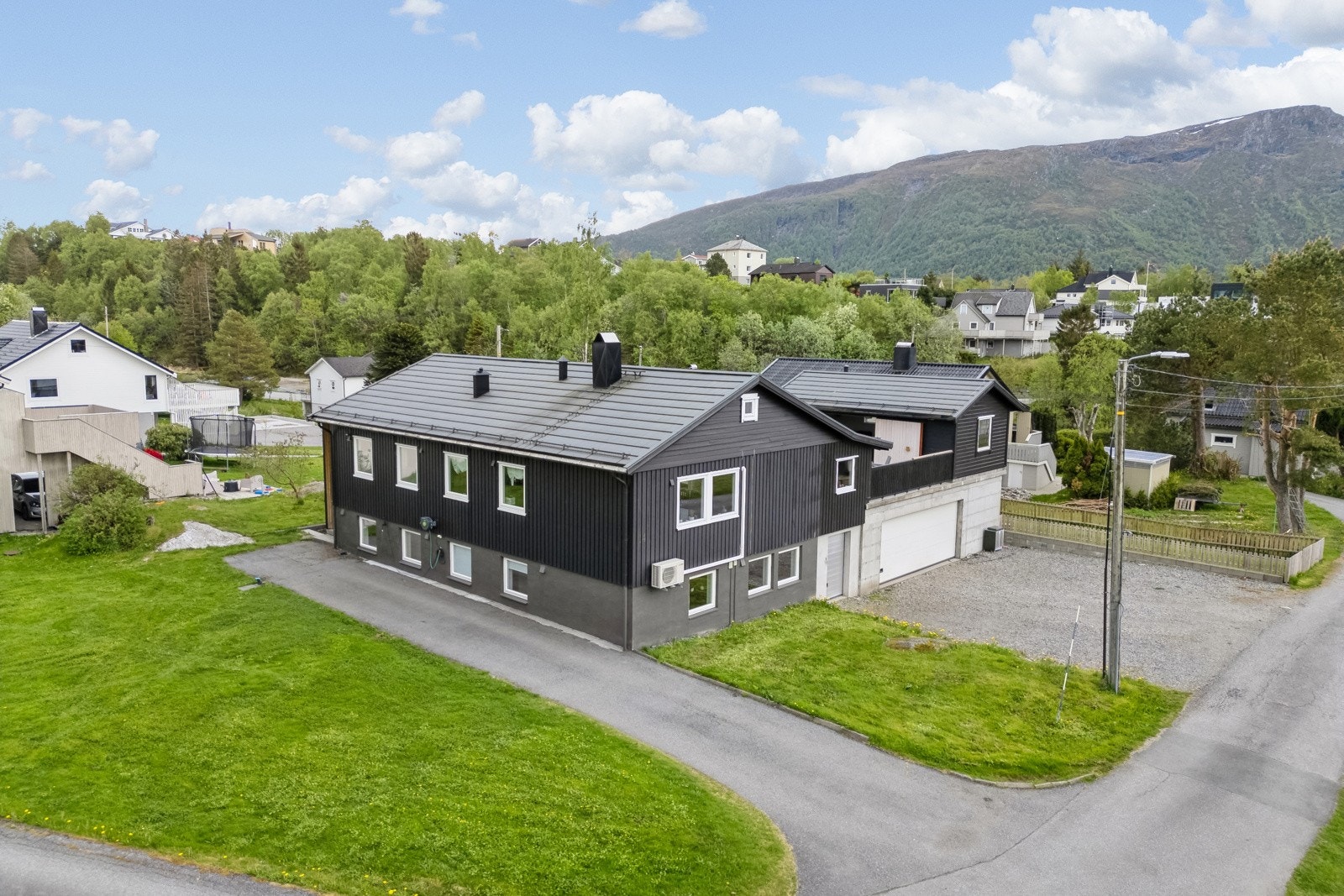 Eiendommen har rikelig med parkeringsmuligheter, både på en romslig biloppstillingsplass og i dobbel garasje. Galleribilde