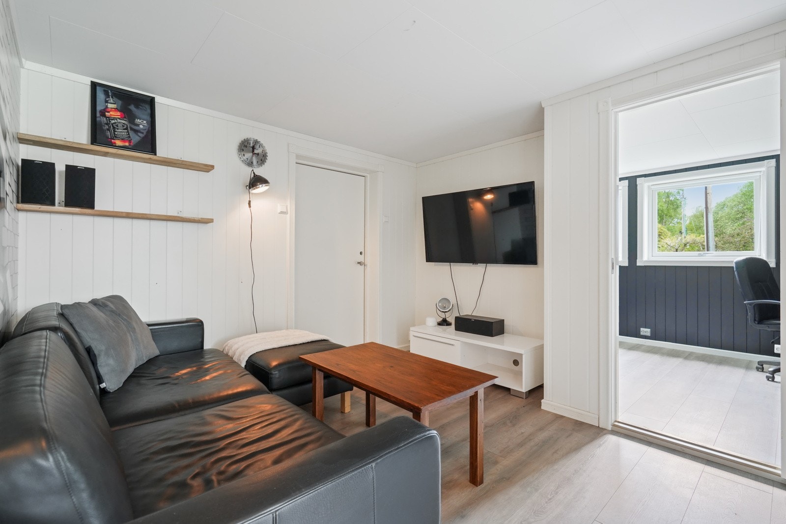 Koselig stue i underetasjen. Like ved finner du det ene soverommet. Galleribilde