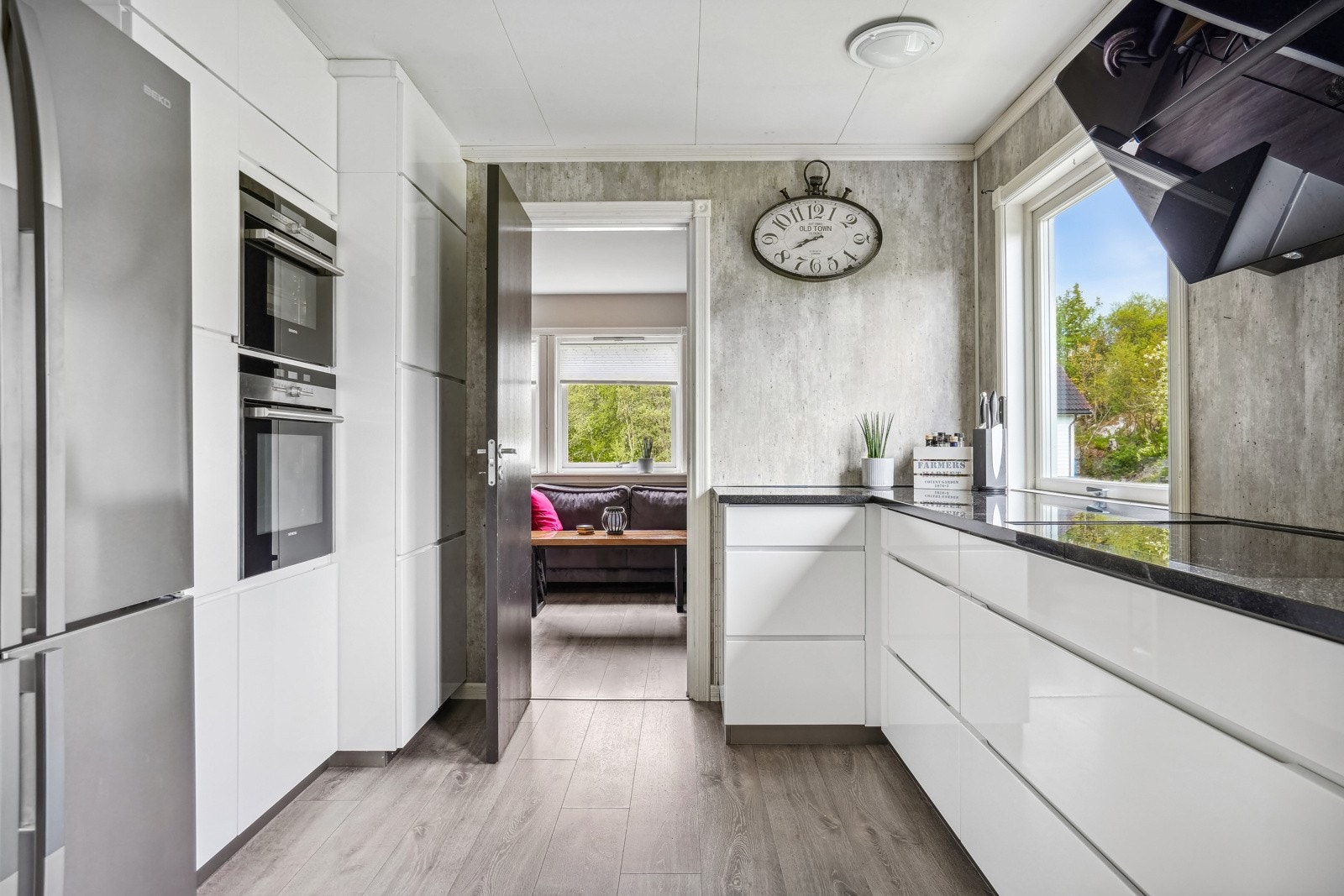 Kjøkkenet har en praktisk utforming og tilbyr svært god skap- og arbeidsplass på benk. Galleribilde