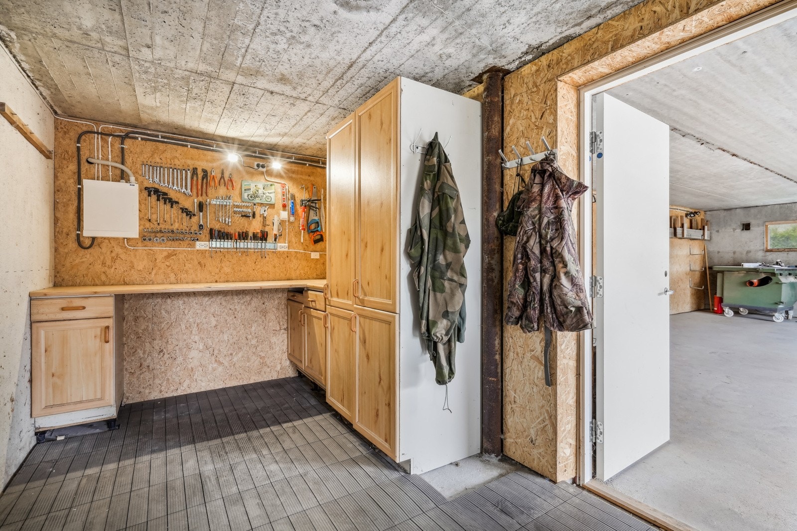 Garasjen er bygget i perioden 2015 og inneholder mellom annet en stor verkstedbod. Galleribilde