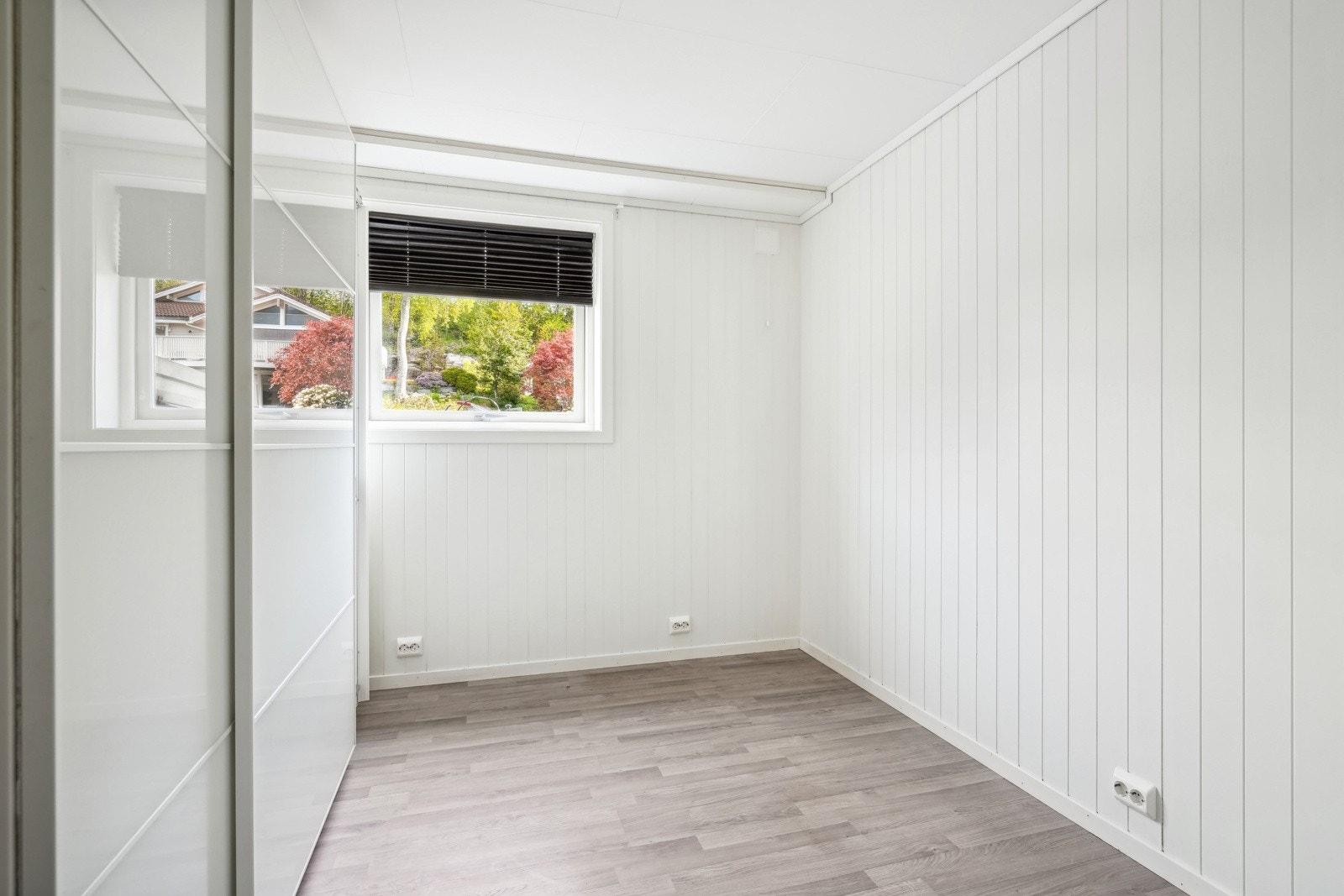 Utleiedel soverom. Skyvedørsgarderoben i rommet byr på flere garderobemuligheter. Galleribilde