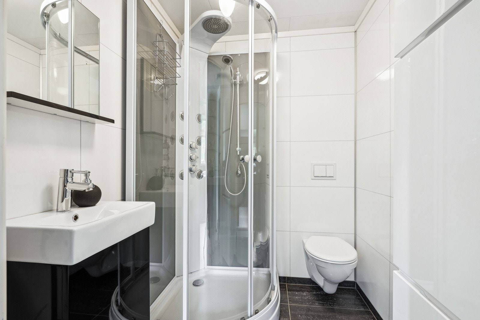 Praktisk baderom med dusjkabinett i underetasjen. Galleribilde