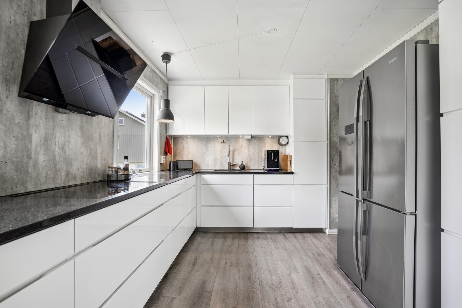 Lekkert kjøkken utstyrt med flere integrerte hvitevarer, mellom annet oppvaskmaskin, platetopp og stekeovn. Innredningen er fra 2014. Galleribilde