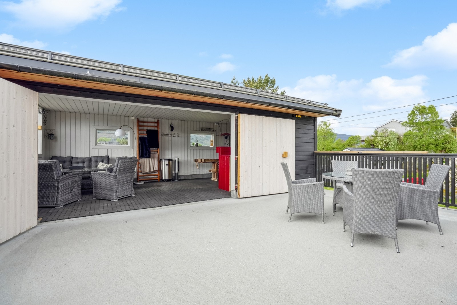 Fra stuen er det utgang til veranda og utestue. Verandaen byr på fantastiske solforhold og rikelig med plass til ønsket utemøblement. Galleribilde