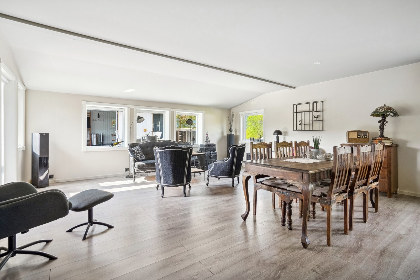 Stuen er av en svært god størrelse, som gjør at du fritt kan møblere etter eget ønske. Galleribilde