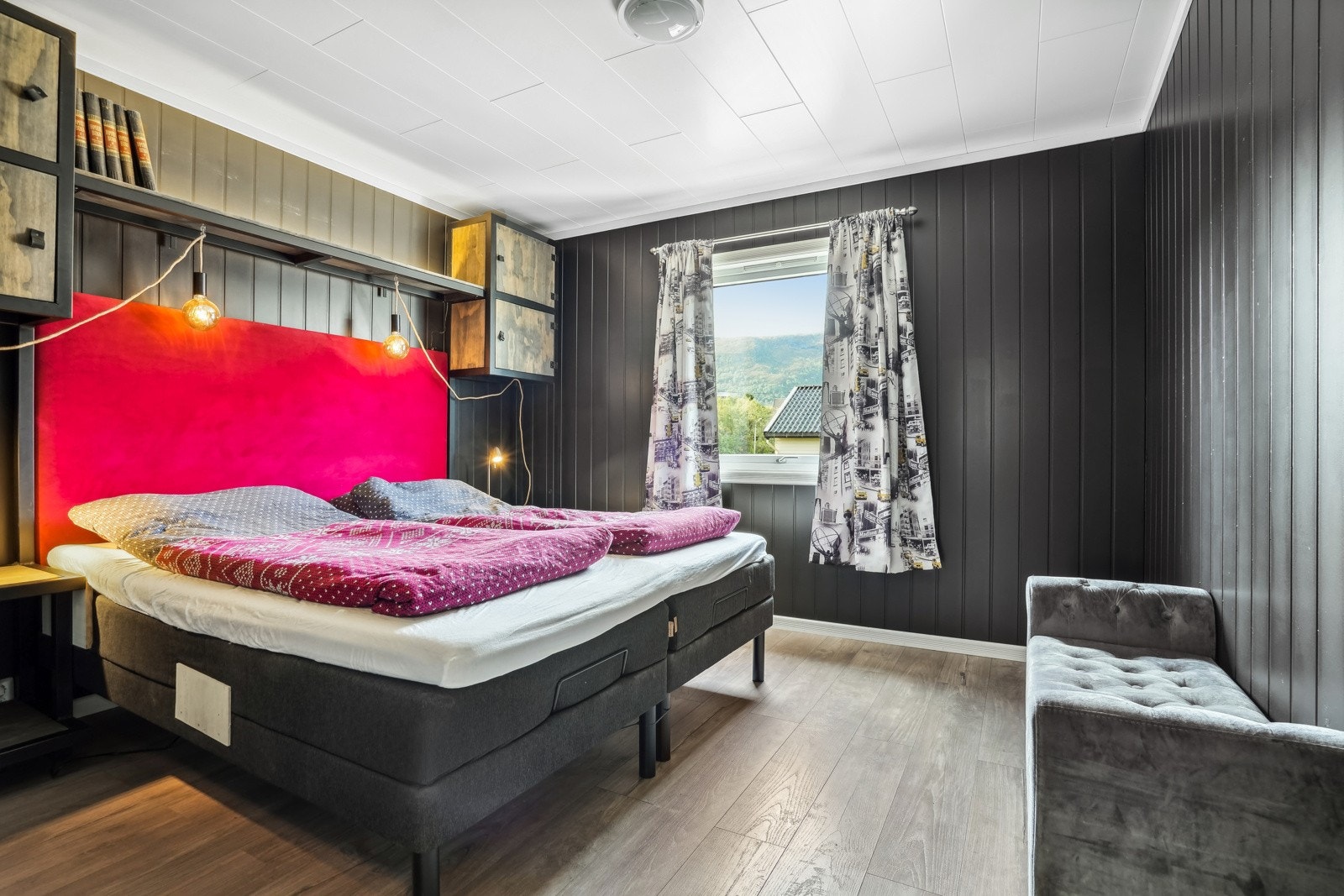 Hovedsoverom i hovedplan. God plass til stor seng og tilhørende soveromsinnredning. Galleribilde